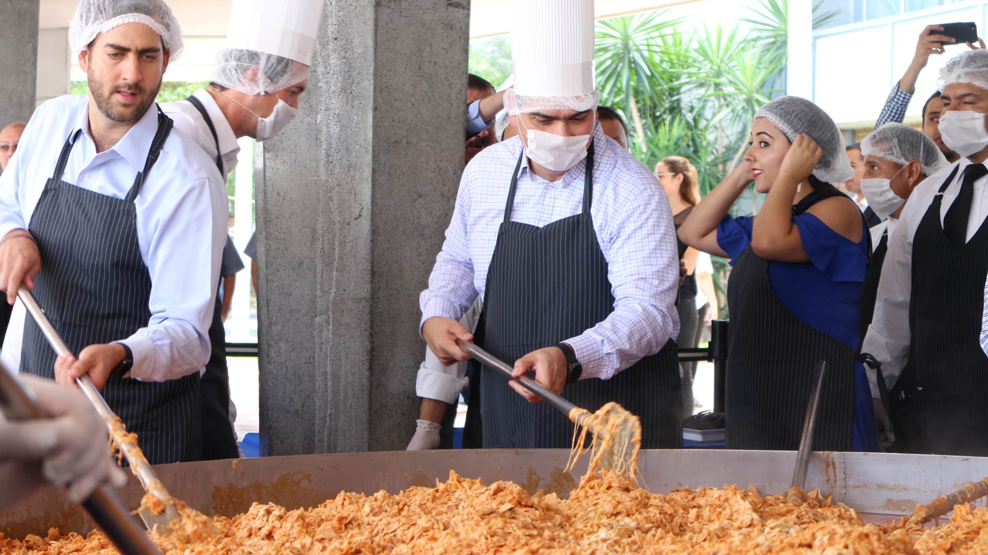 Los directivos del Tec se pusieron a preparar y a servir los tradicionales chilaquiles.