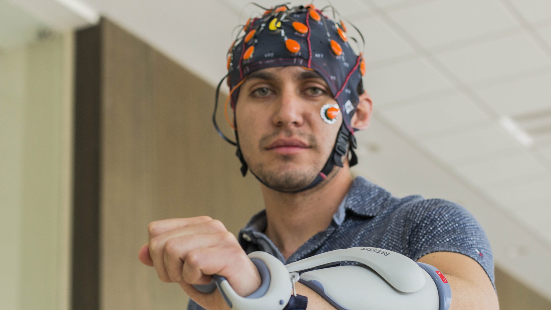 Alumnos de Guadalajara probaron interfaz de señales cerebrales. Alumnos de Guadalajara probaron una interfaz de señales cerebrales par