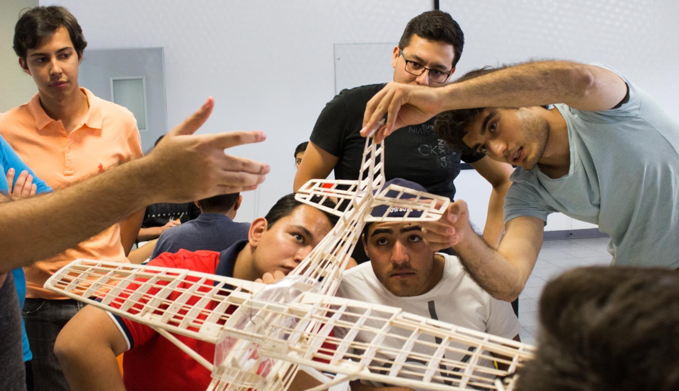 Alumnos de Querétaro diseñaron una maqueta de avión.
