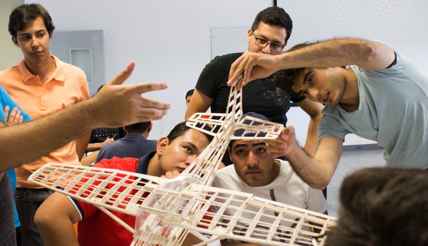Alumnos de Querétaro diseñando un avión. Alumnos de Querétaro diseñaron una maqueta de avión.