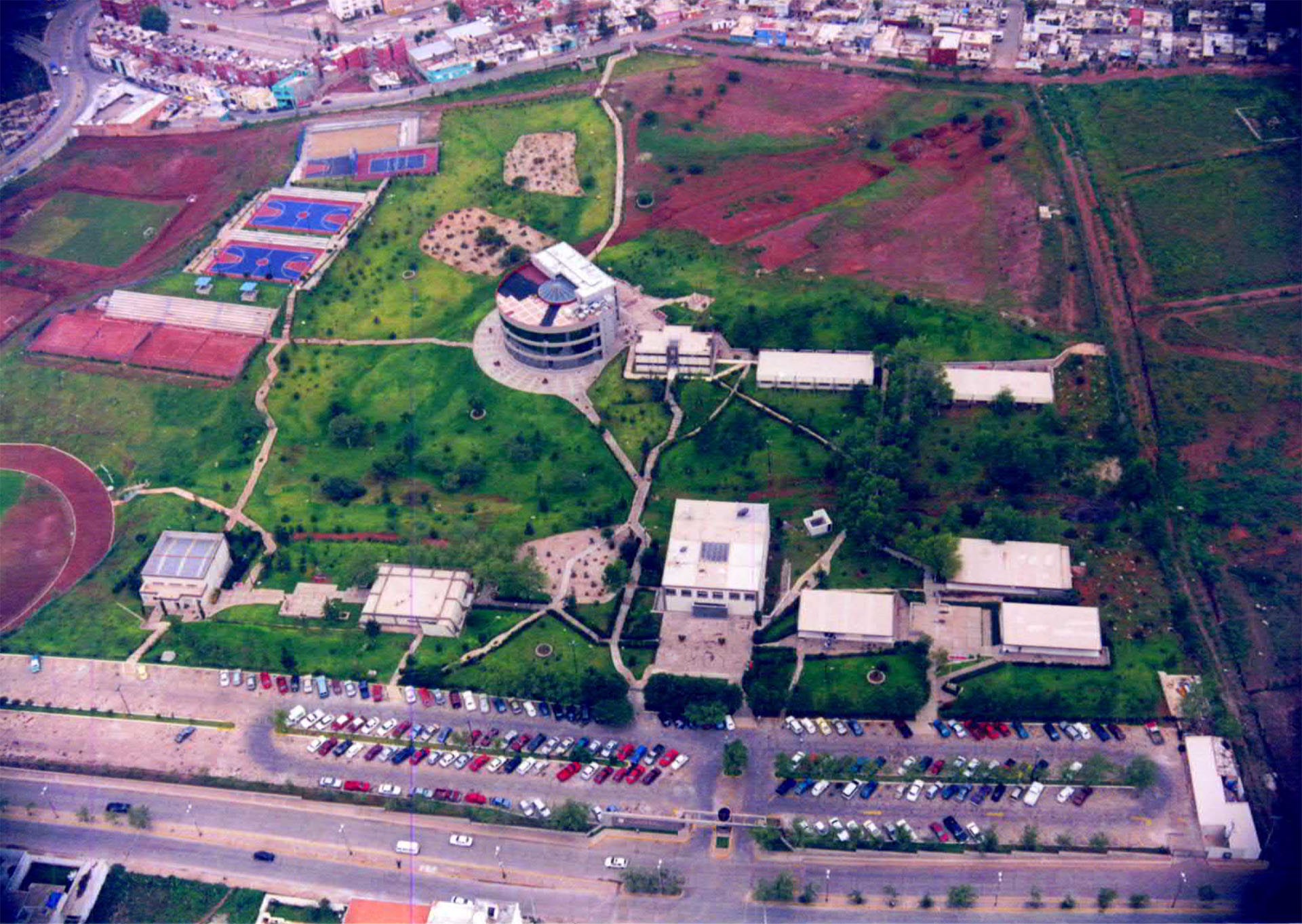 Por cada alumno hay 35.30 metros cuadrados de extensión territorial. Vista aérea del Campus Zacatecas.