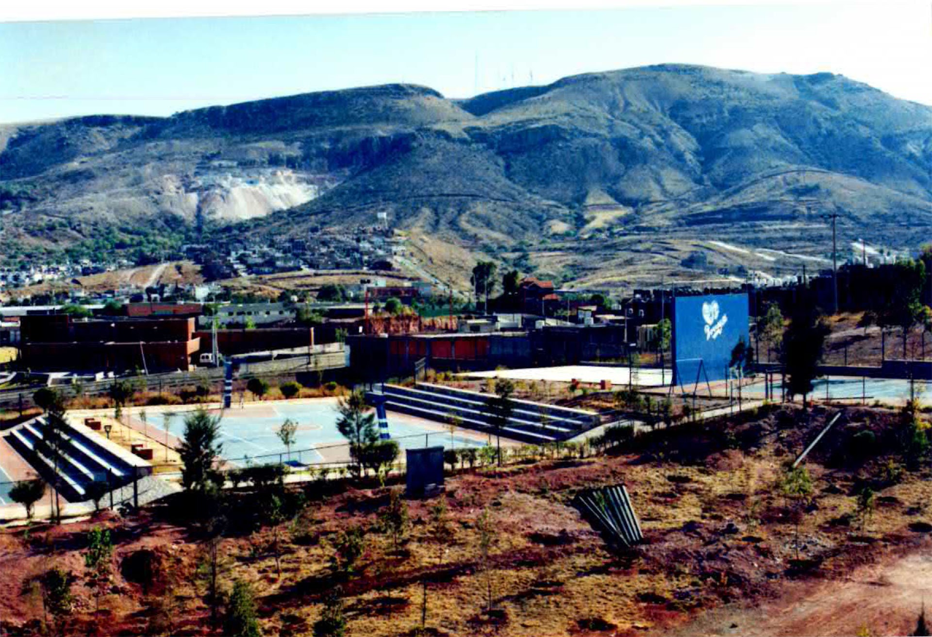 Los espacios fueron construidos entre pendientes gracias al relieve del estado. Relieve del Campus Zacatecas.
