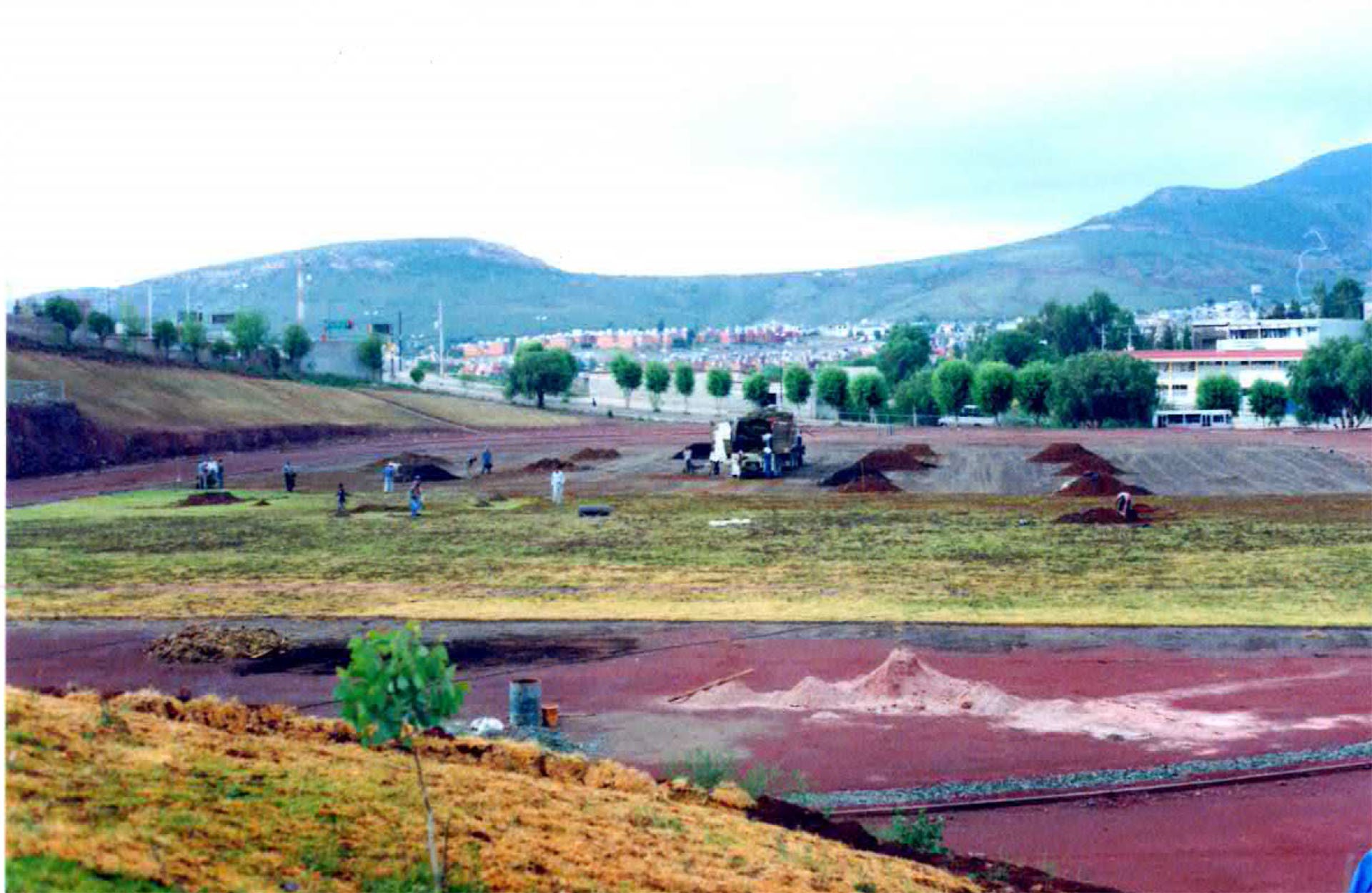 Así es como lucia la cancha empastada del campus en sus inicios. Cancha empastada .