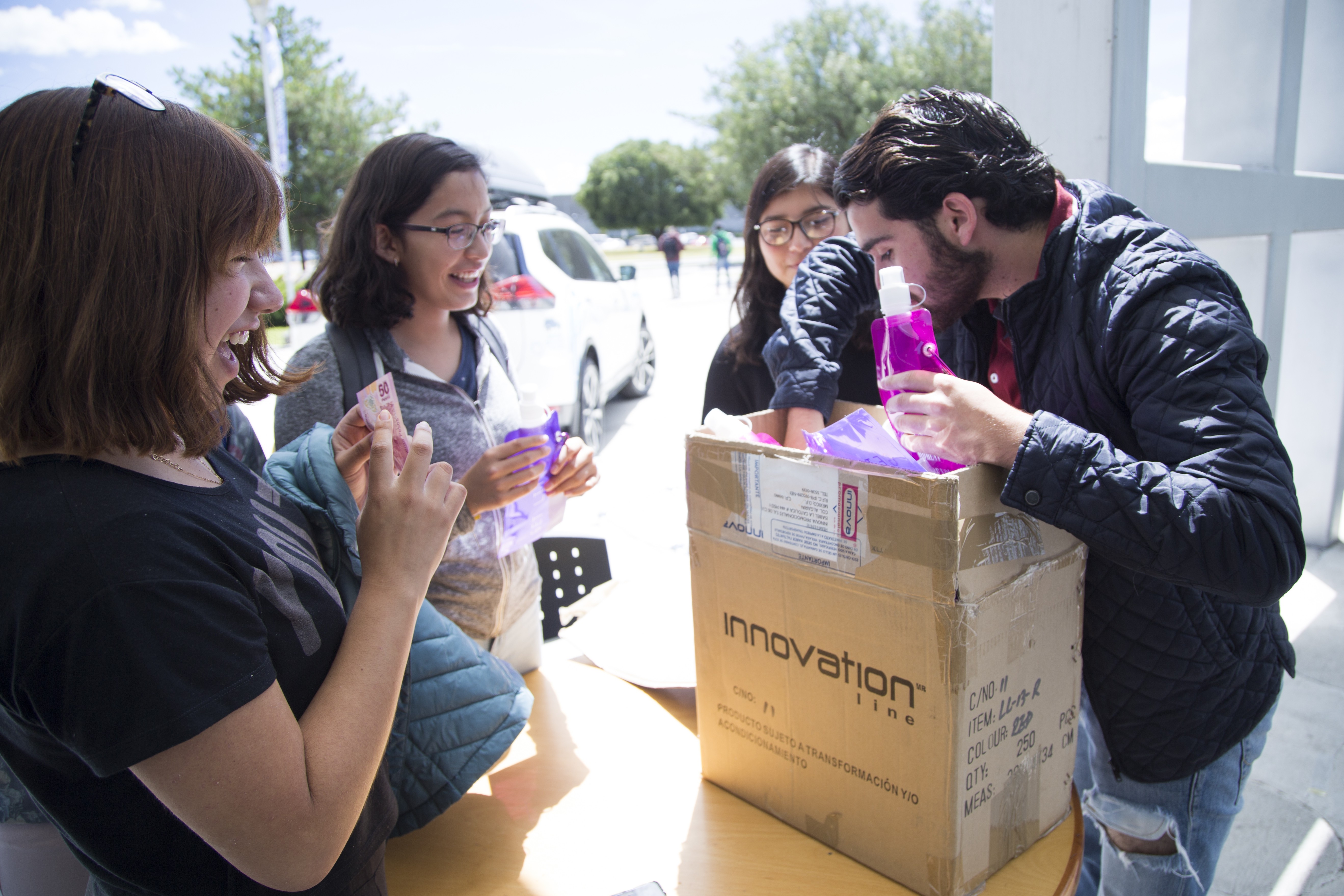 Alumnos crean sus nuevos productos en Reto Emprendedor Día 1 Semana i