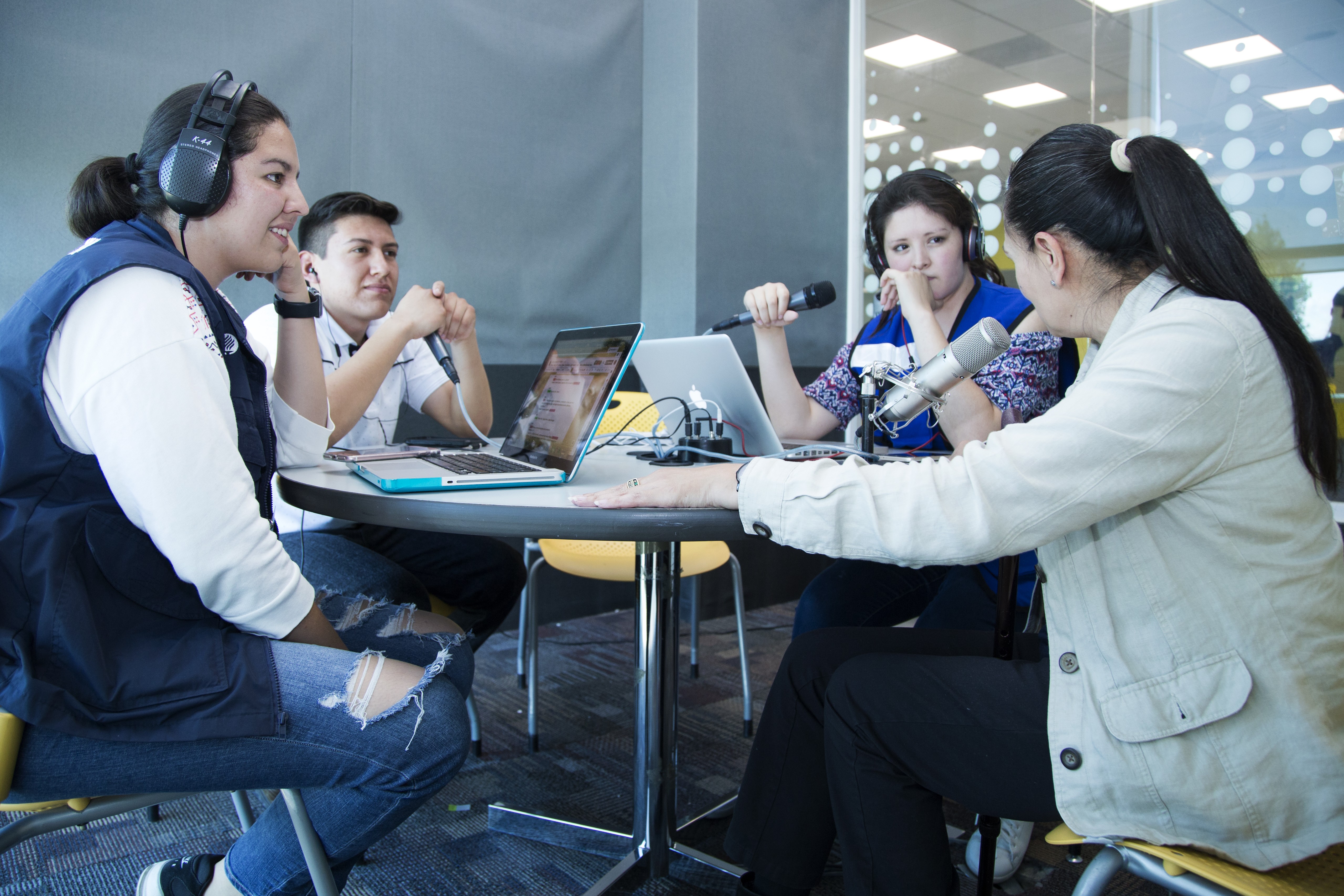 Sala de Prensa i en AEROS radio Día 1 Semana i
