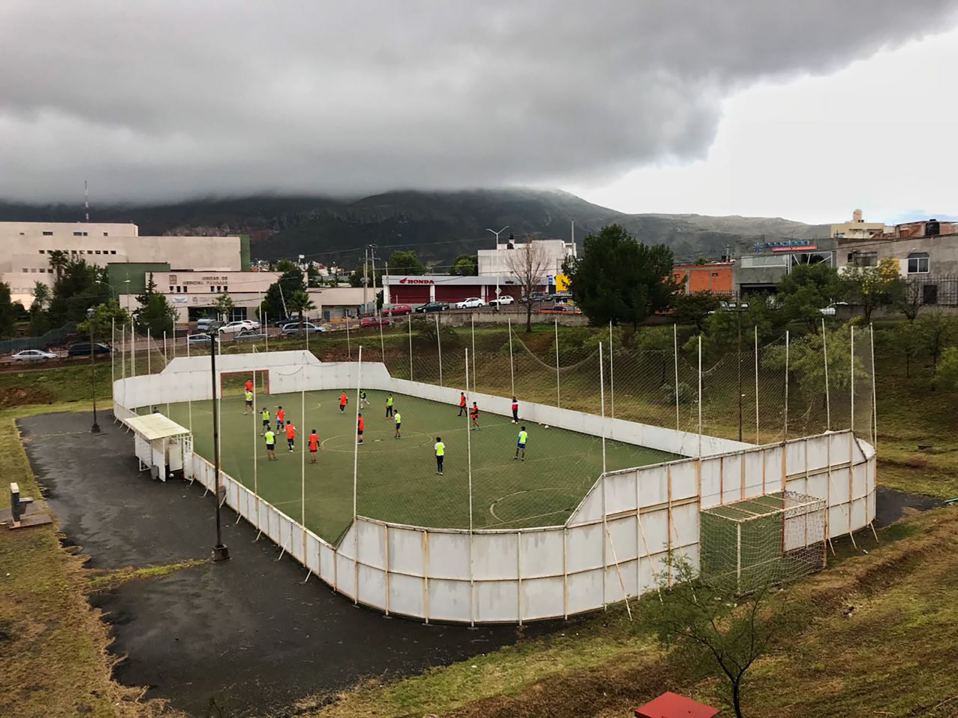 El espacio que ahora ocupa la cancha de fútbol rápido, estaba contemplado para una alberca. Cancha de fútbol rápido.