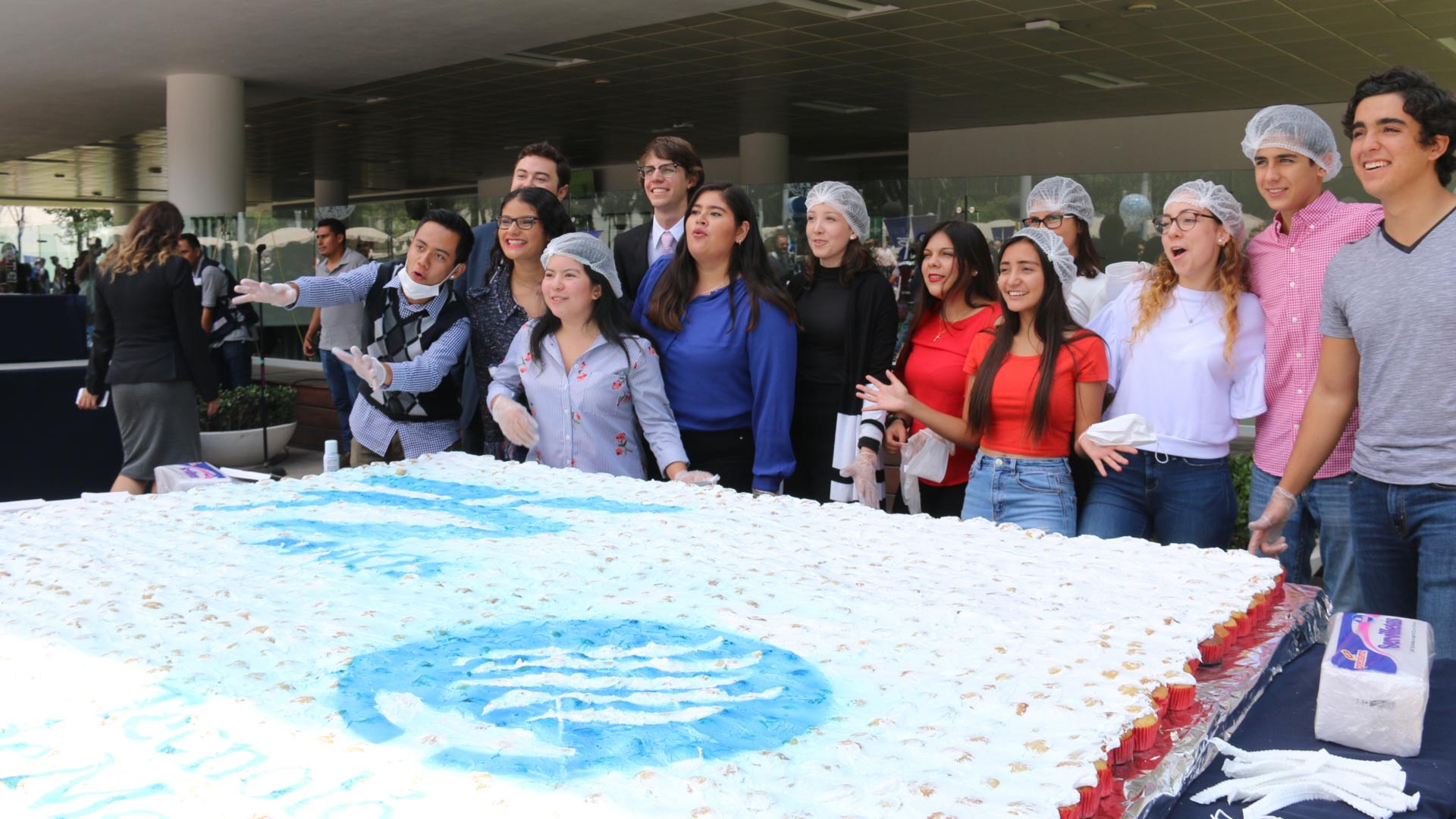 Un gran pastel por el #75añosTec se repartió entre los alumnos en Guadalajara.
