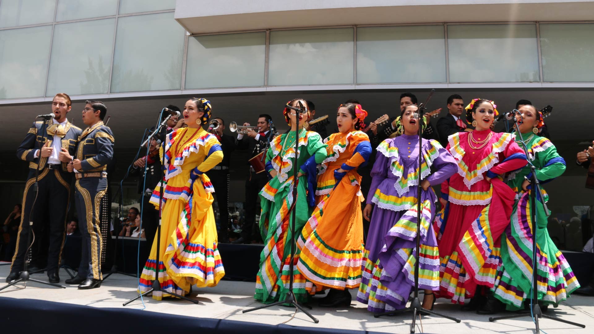 La música y el color en el festejo no pudo faltar en tierras jaliscienses. La música y el color en el festejo no pudo faltar en tierras jaliscienses.