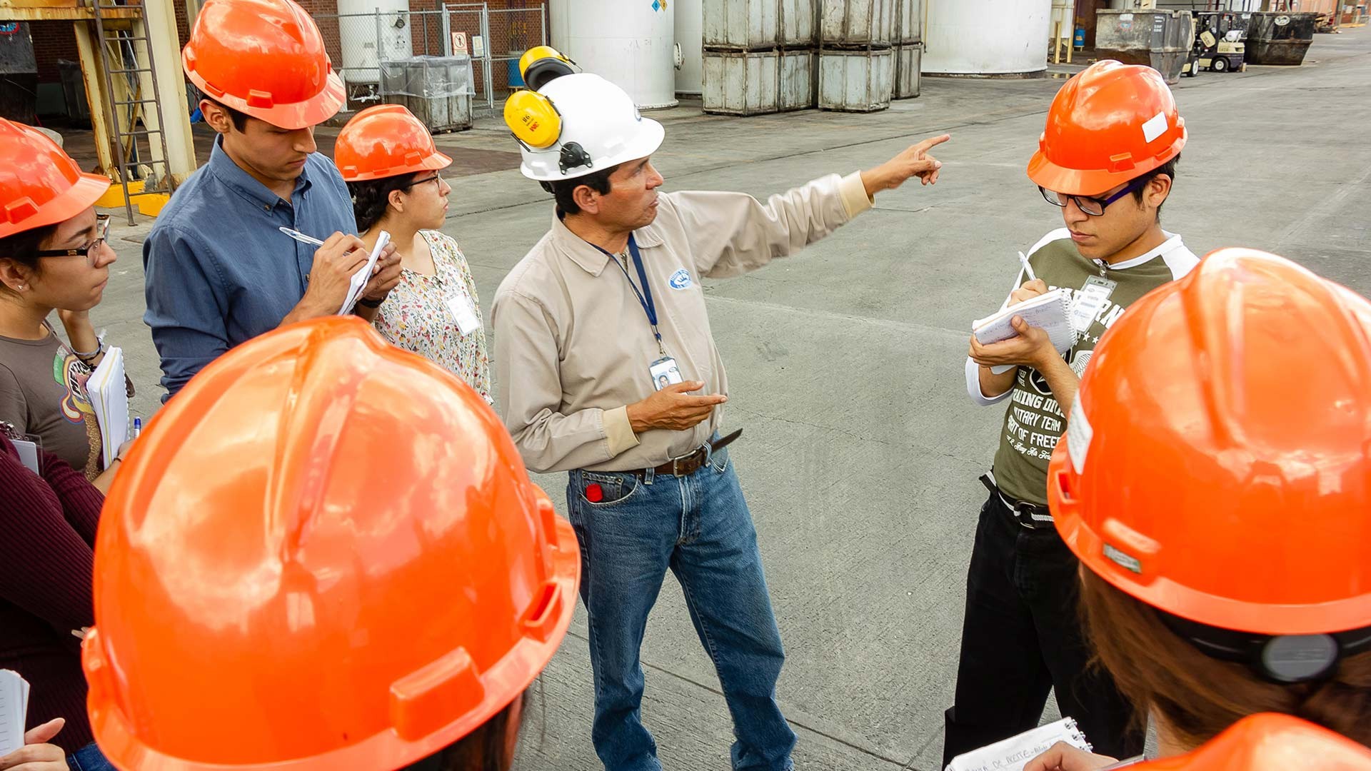 El taller se realizó en la empresa La Corona. El taller se realizó en la empresa La Corona.
