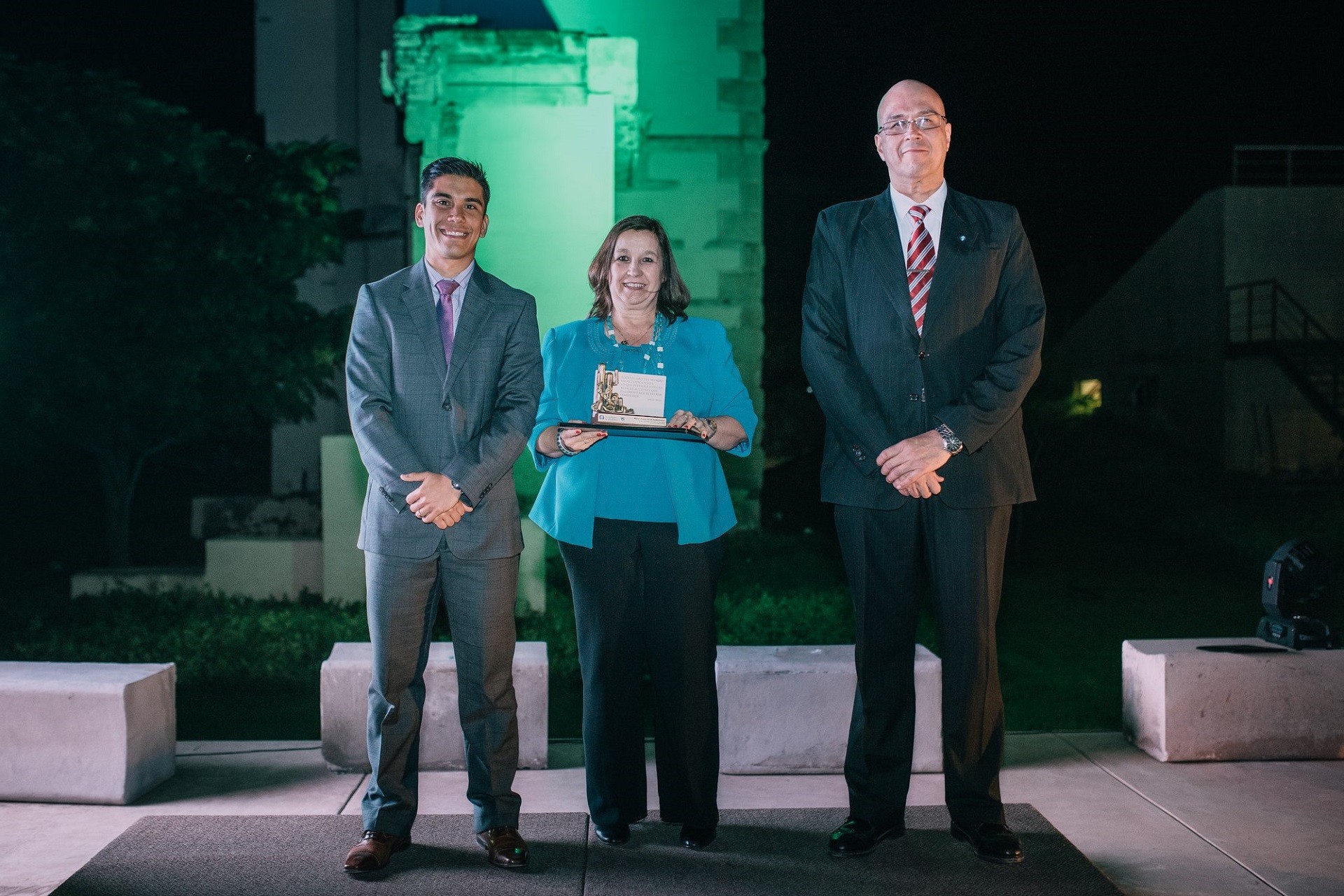 Los profesores recibieron un diploma y una replica del monumento en honor a Adolfo Prieto