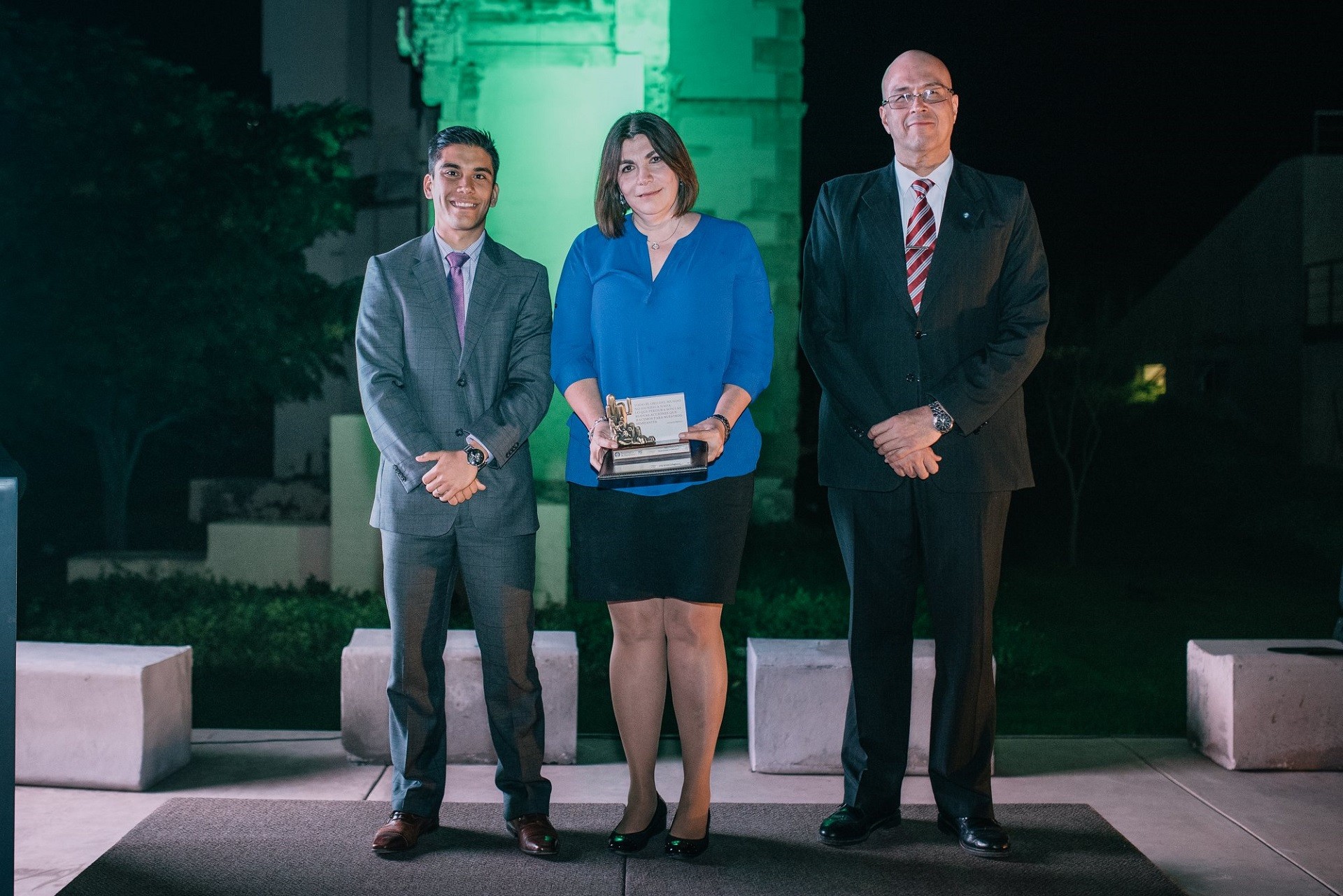 Los profesores recibieron un diploma y una replica del monumento en honor a Adolfo Prieto