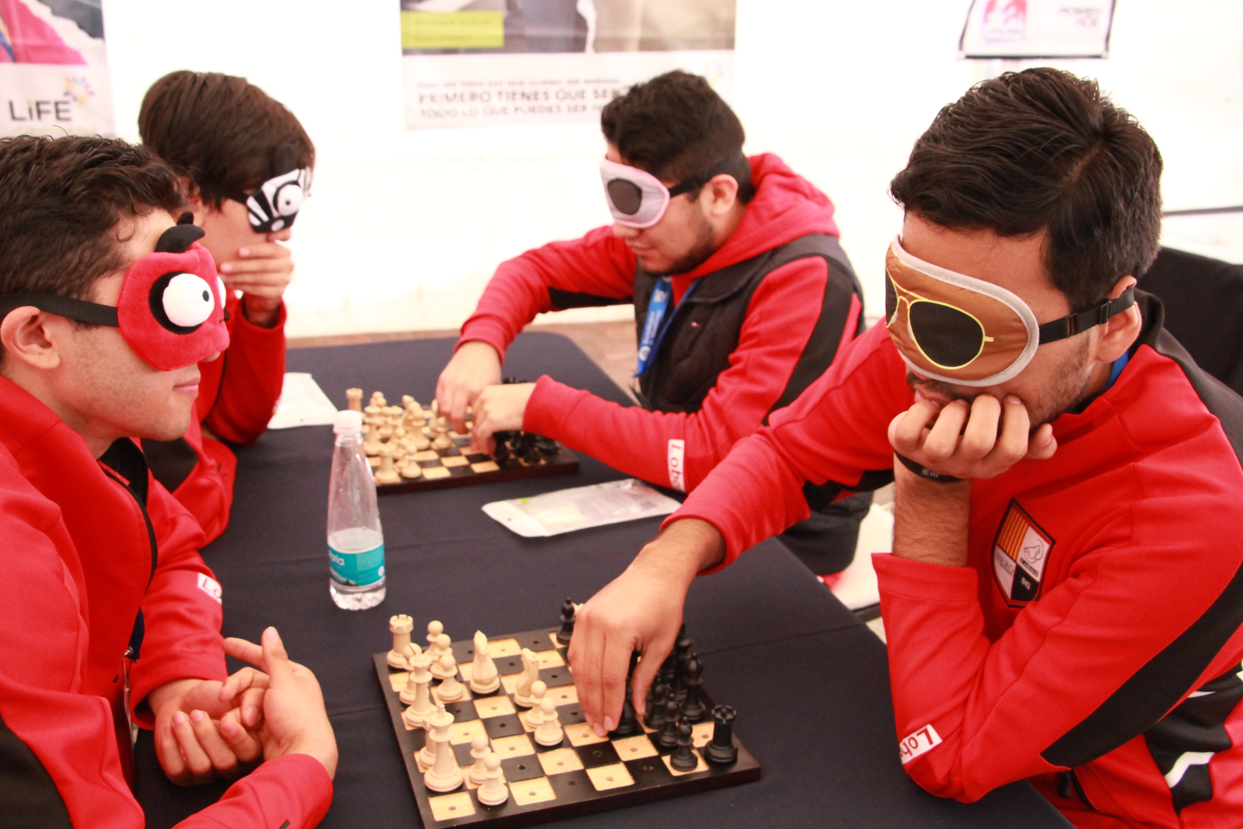 Los jóvenes jugaron con un ajedrez creado para invidentes