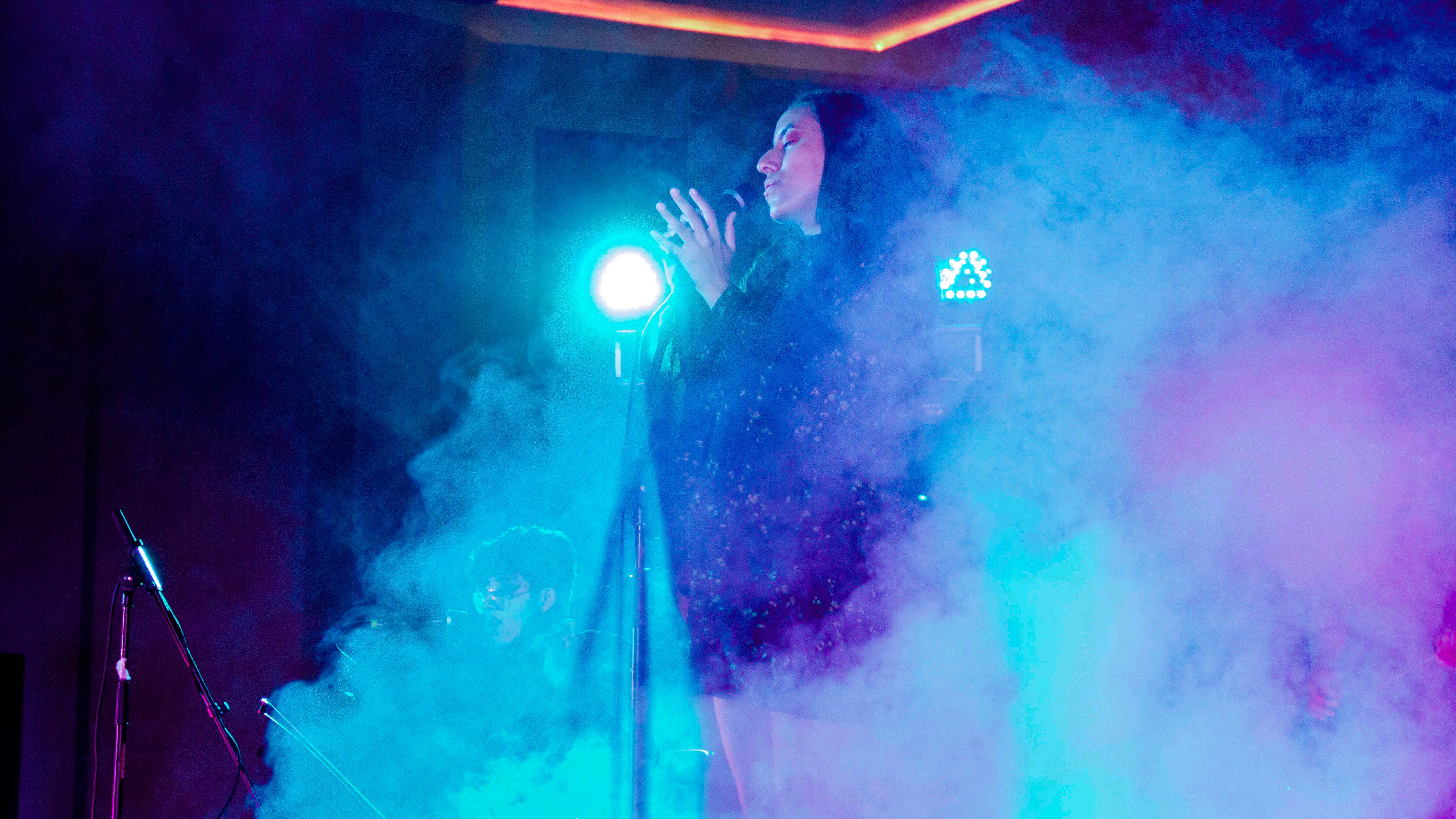 Interpretando "Los versos de nuestros lamentos" Alumna participando en el festival de la canción 2018