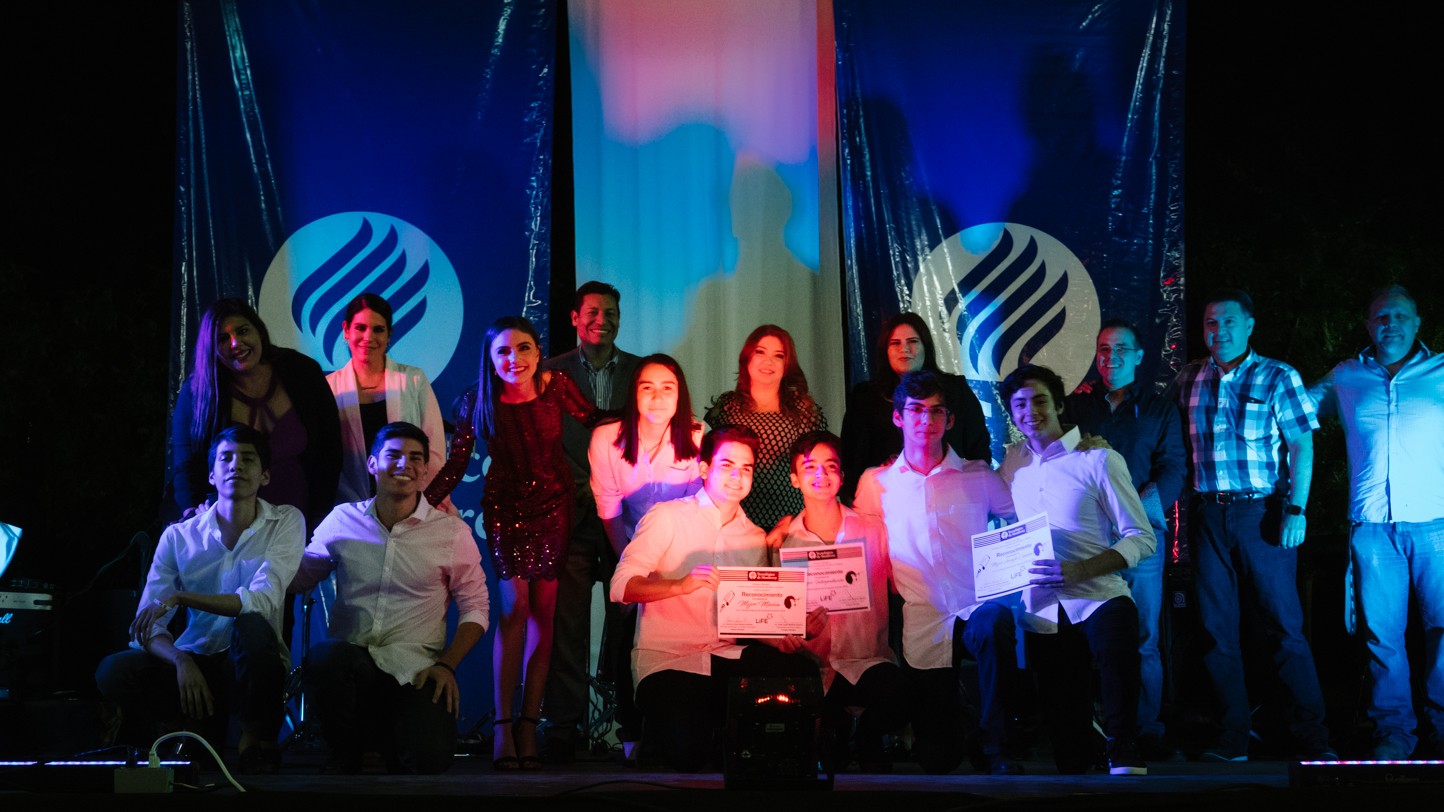 Ganadores de Mejor Interpretación, arreglo y música con la canción "No es por nada" Festival de la canción y monólogos