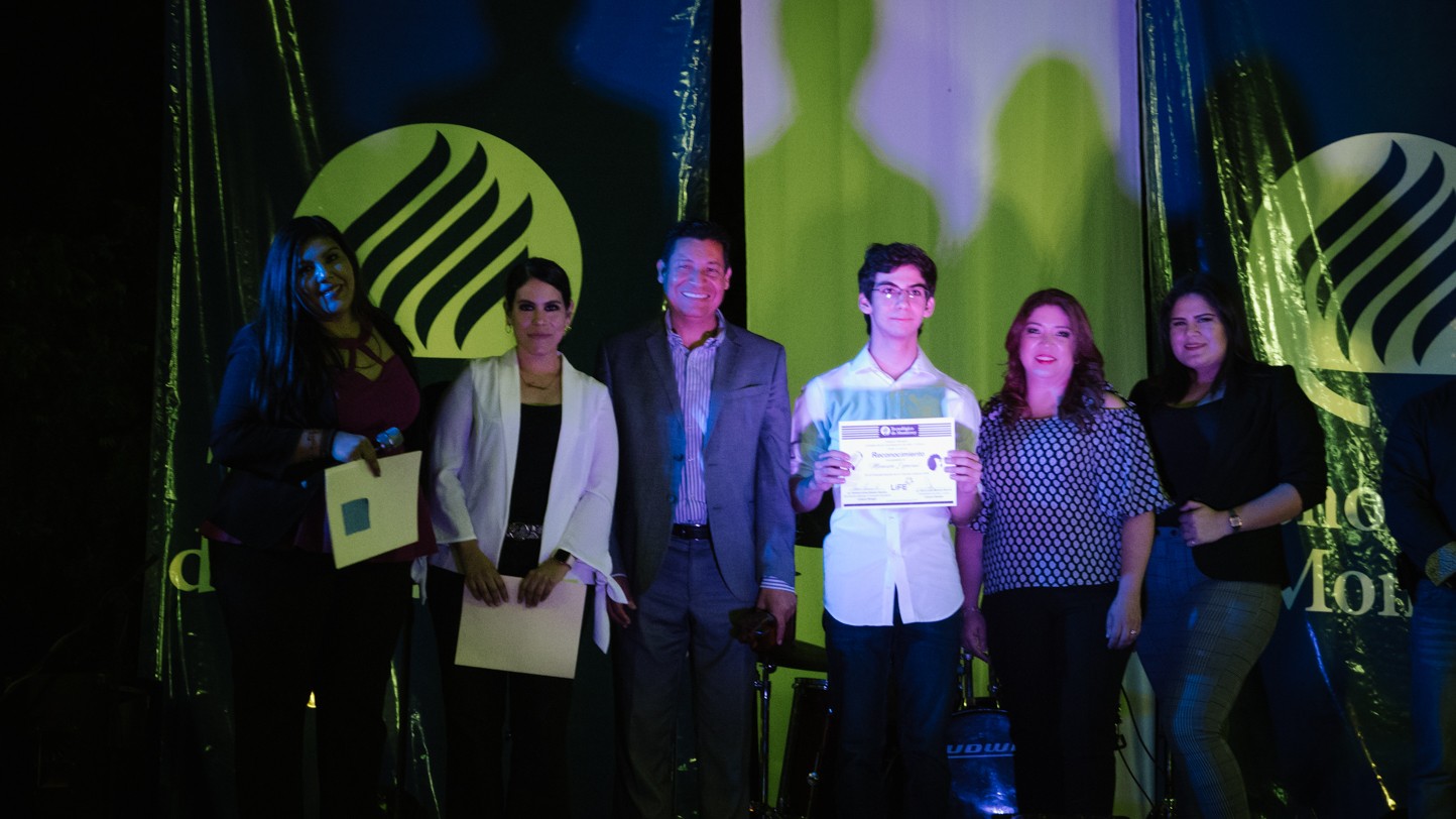 Mención especial por mejor arreglo por su interpretación con el Saxofón Festival de la canción y monólogos