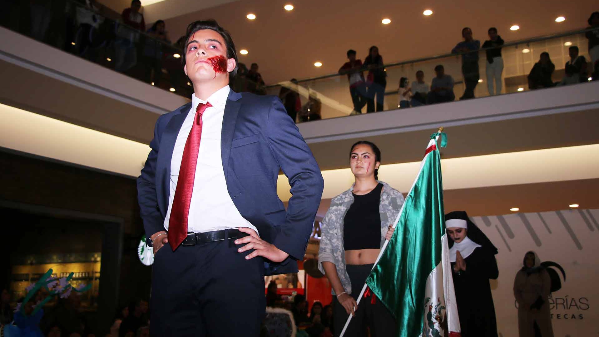 Durante la pasarela representaron las consecuencias de no practicar los valores. Durante la pasarela.