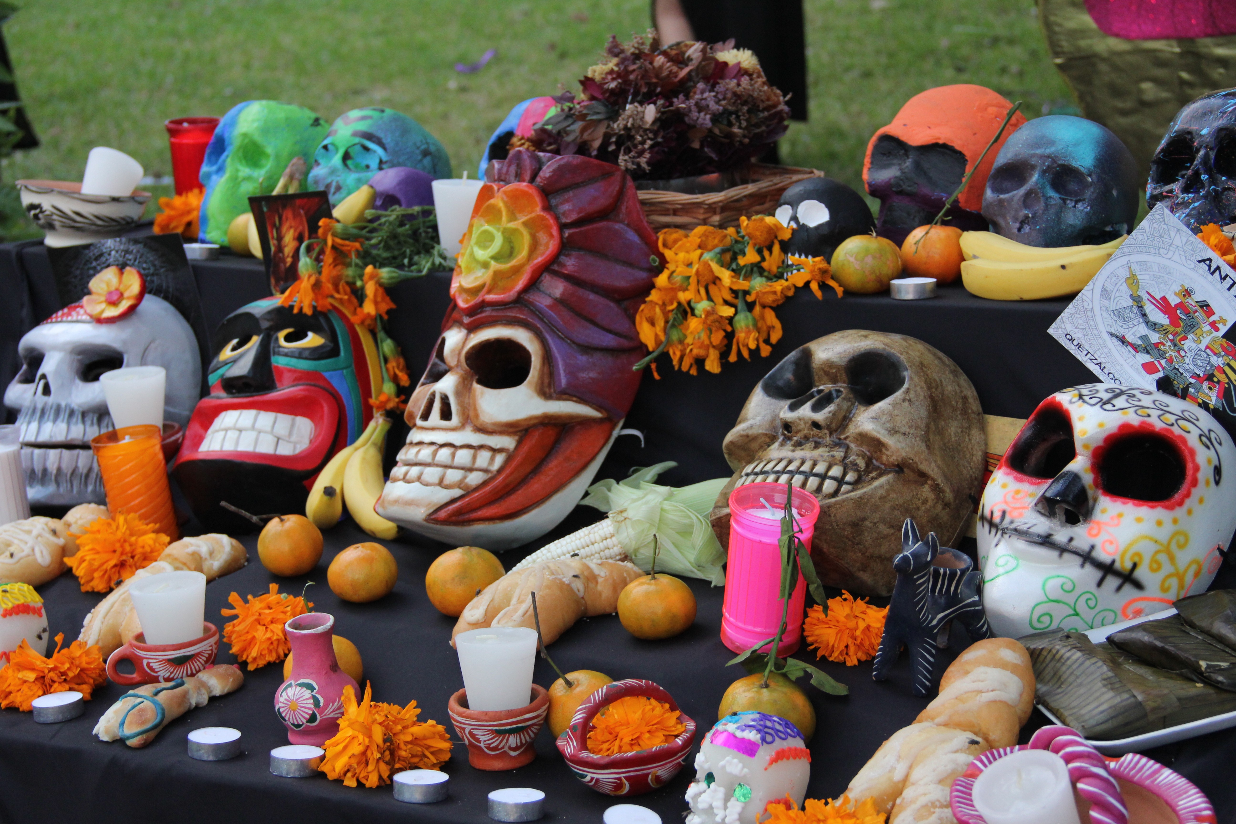 Mascaras en un altar de muertos