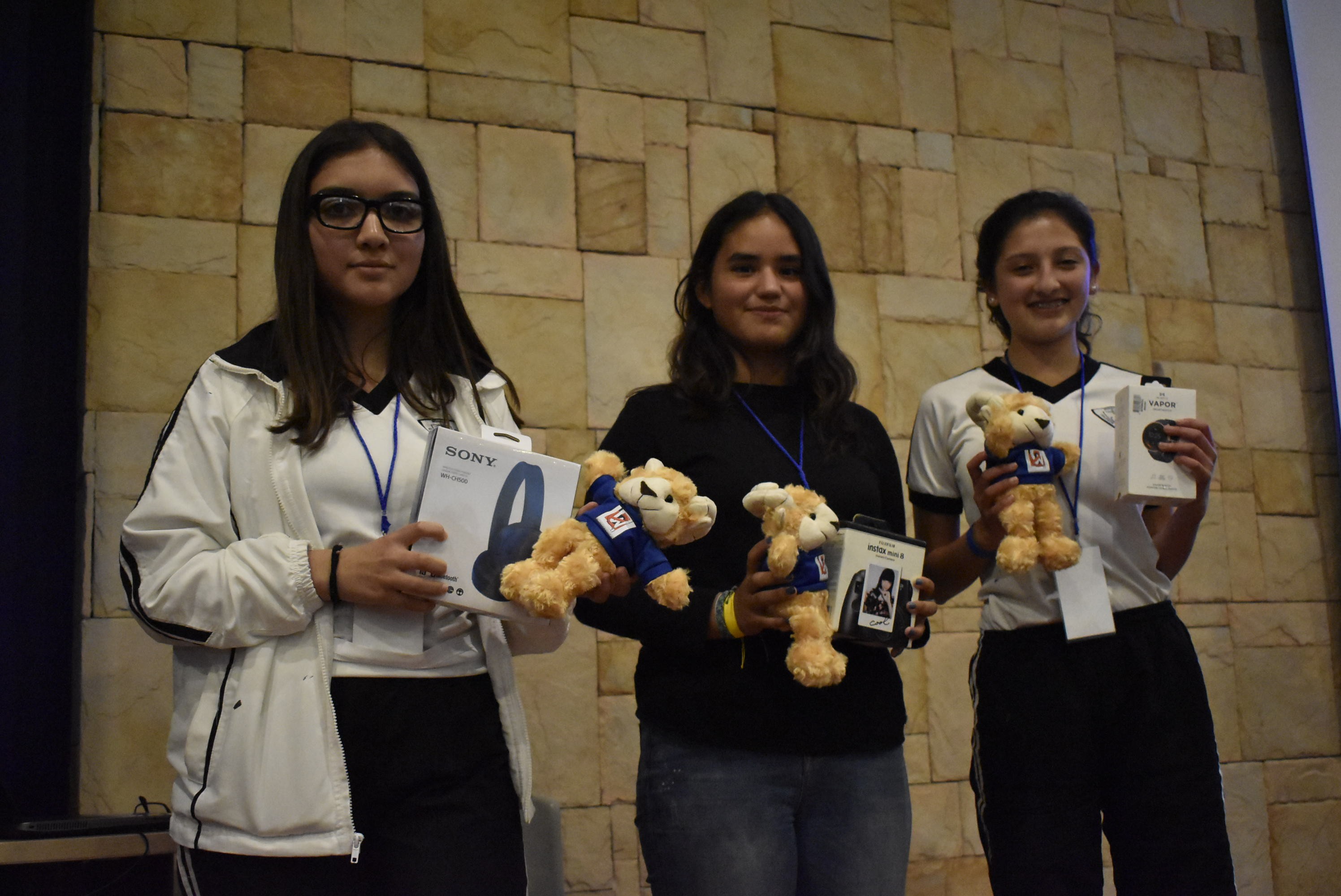 Foto por Comunicación campus Morelia Ganadoras del evento Wordbusters con sus premios