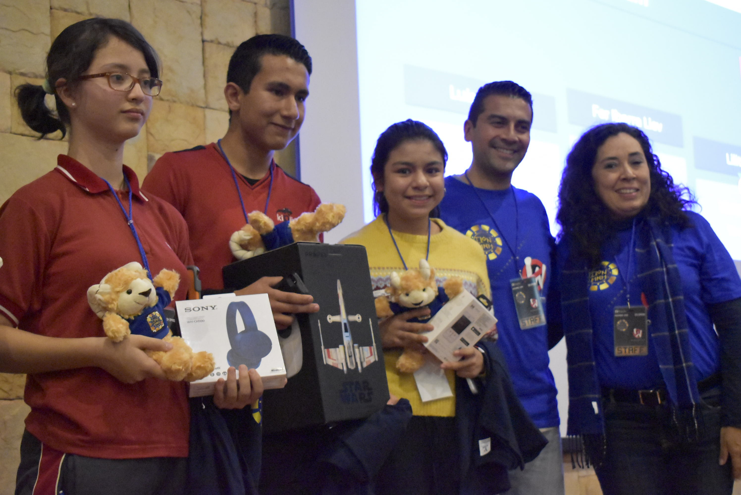 Foto por Comunicación campus Morelia Ganadores del evento Ironmath con sus premios