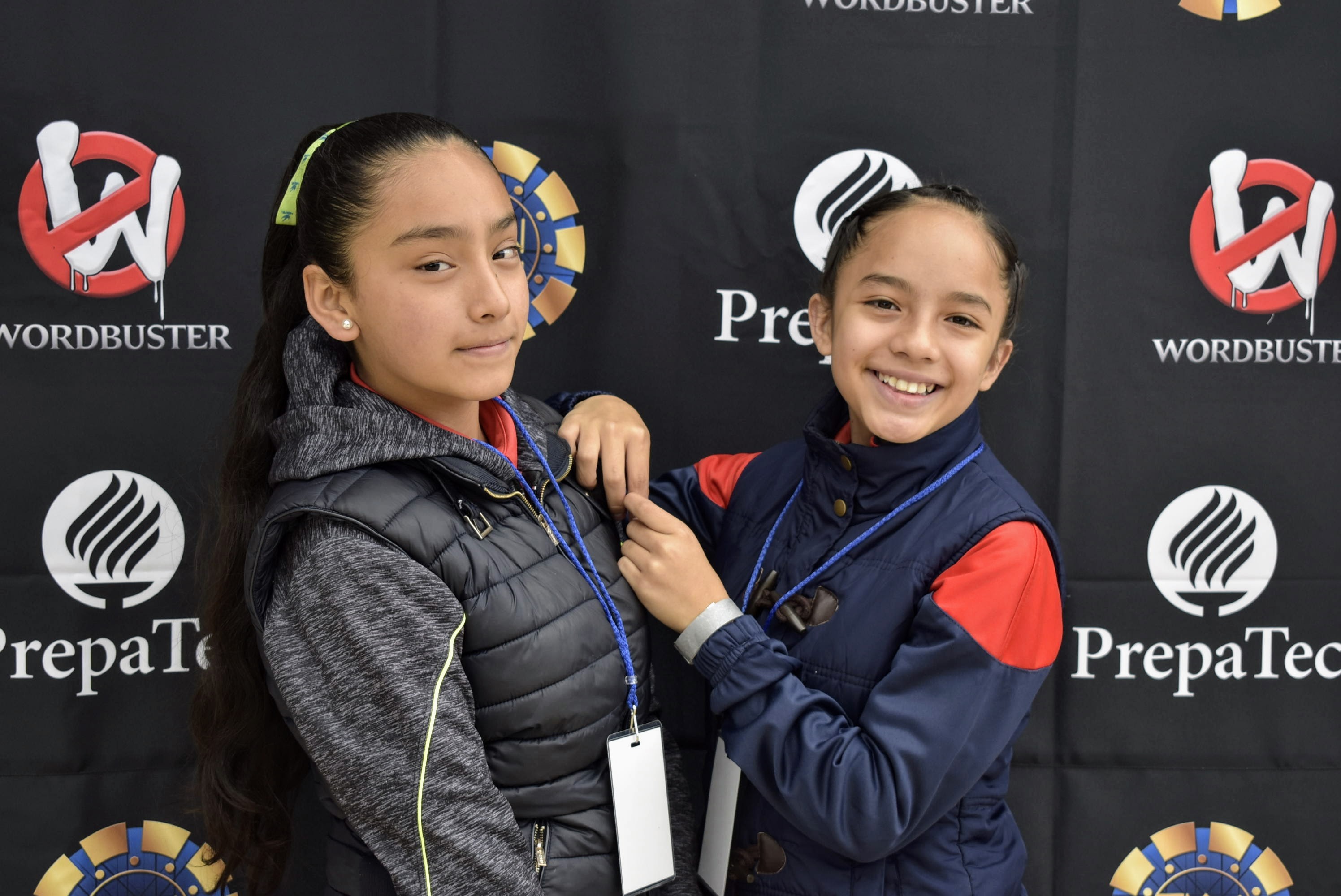 Foto por Comunicación campus Morelia Alumnas de secundaria llegando al evento