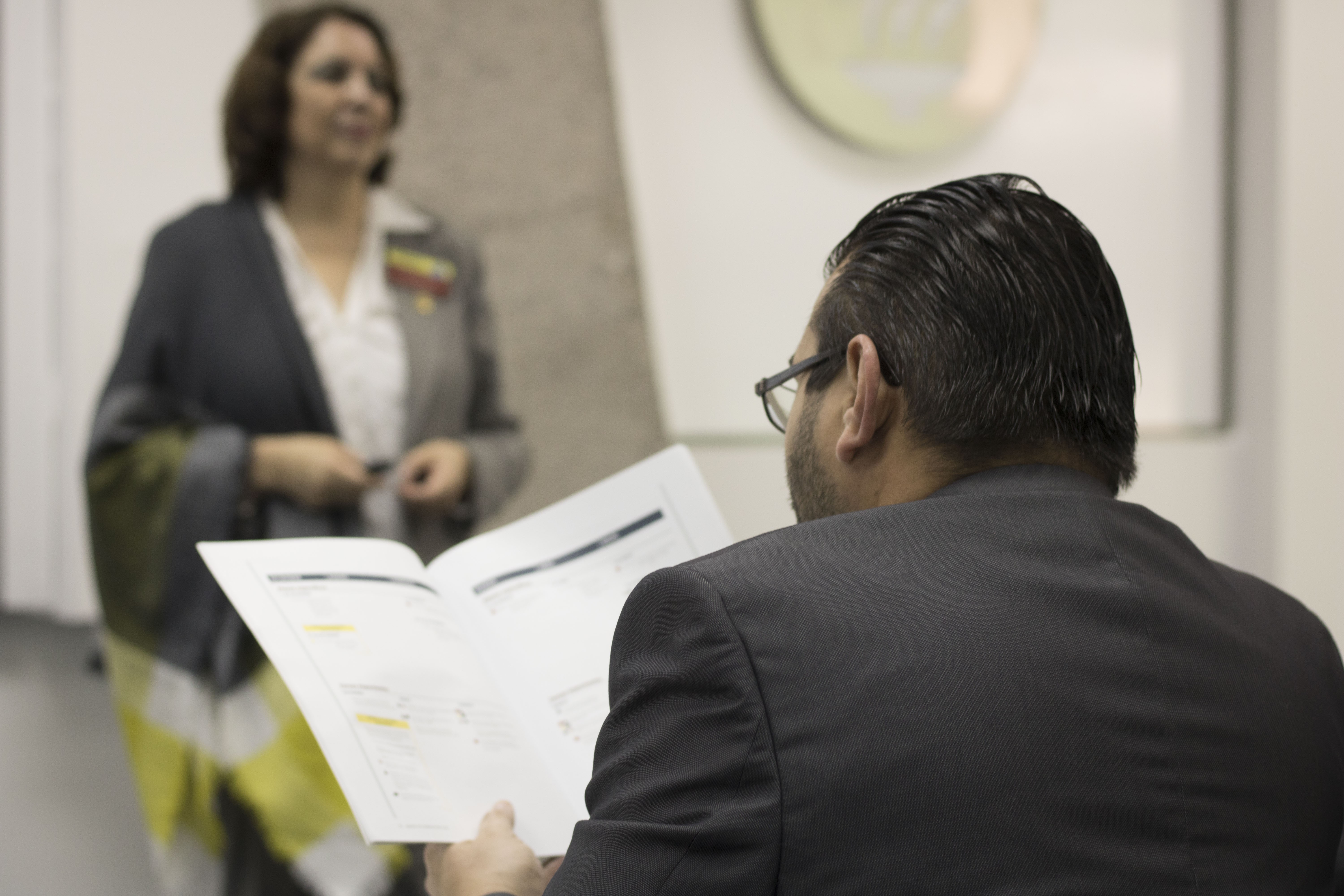 María Guadalupe Flores, DTM, dando el tema <<Tu rol en el plan de éxito de distrito distinguido>>, junto a Ángel Pérez