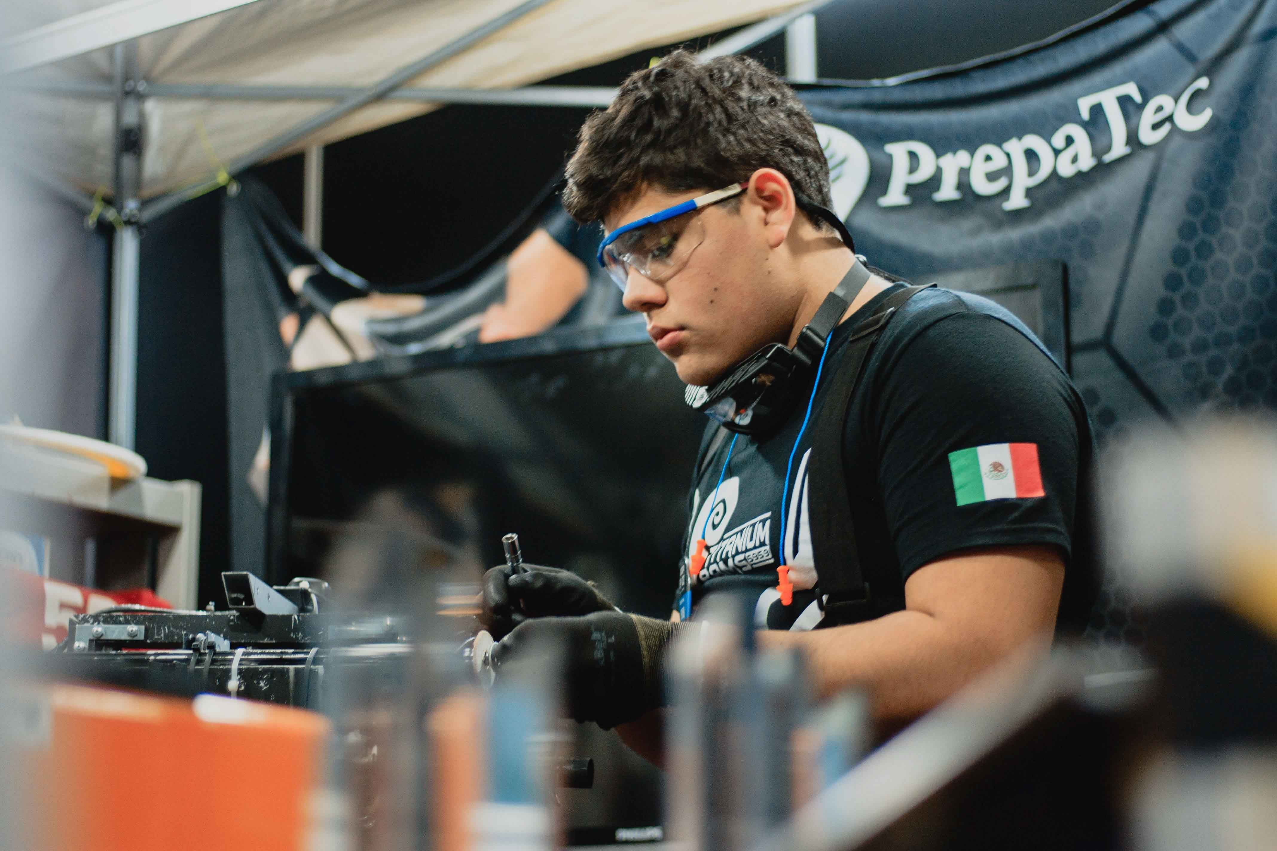 Los participantes arreglando los últimos detalles del robot antes de l Participación de Titanium Rams 5959 en FIRST