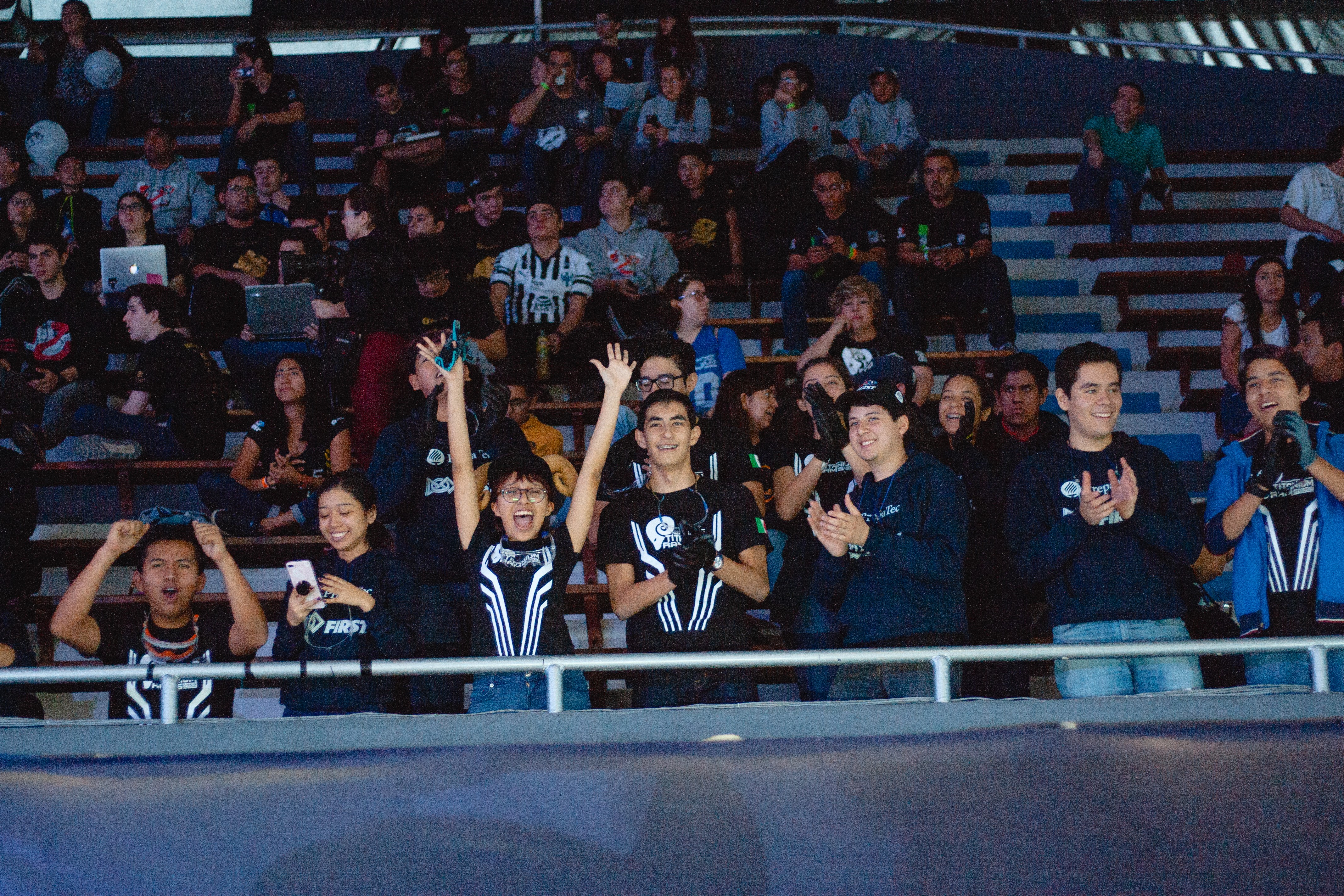 Los alumnos animaron al equipo desde las gradas. Participación de Titanium Rams 5959 en FIRST