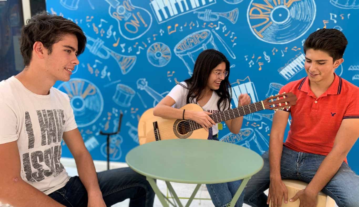 Students enjoying the Music spot at the Irapuato campus.