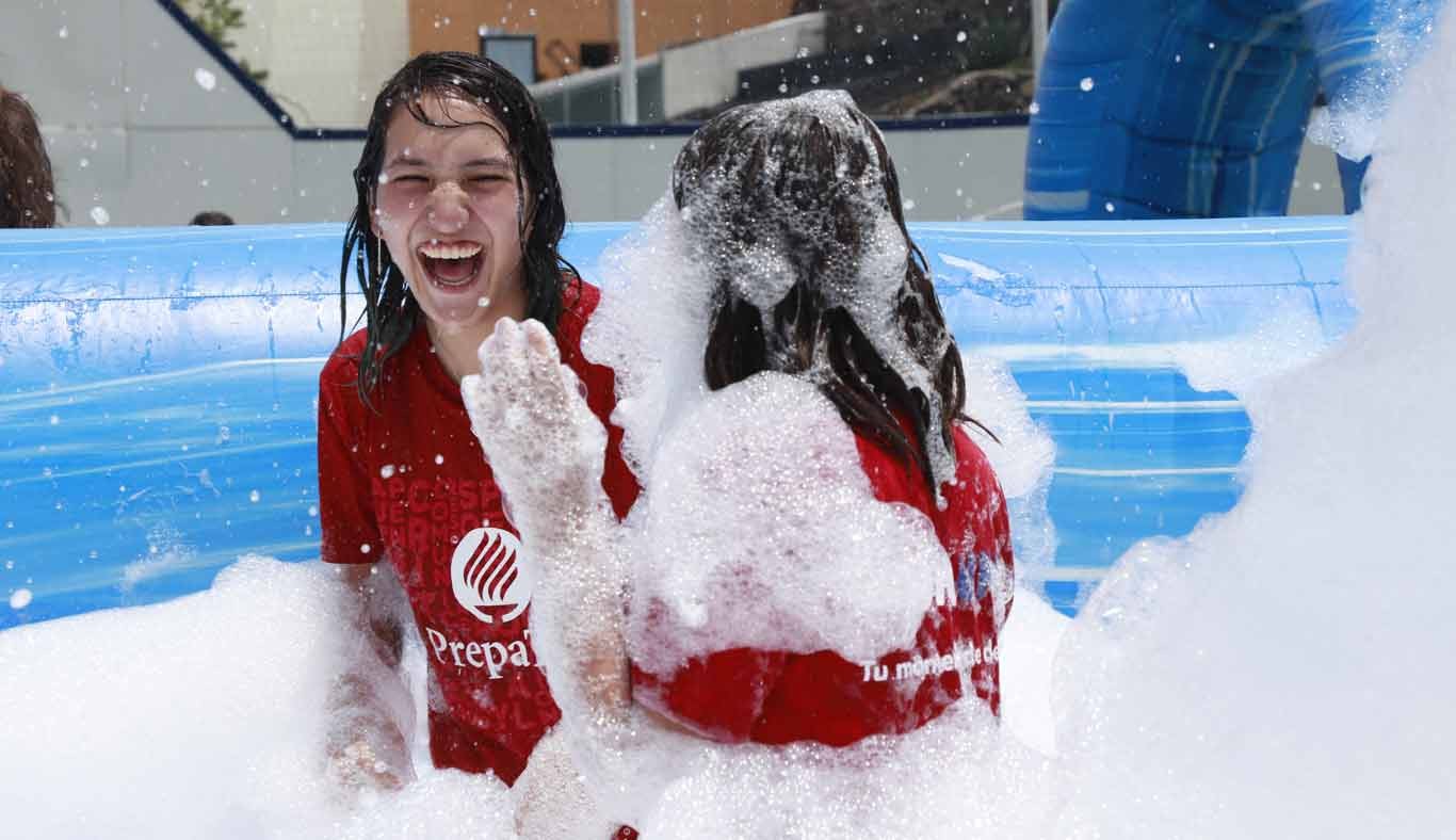 Baño de espuma en campus Esmeralda. Así se vivió el Día UNO