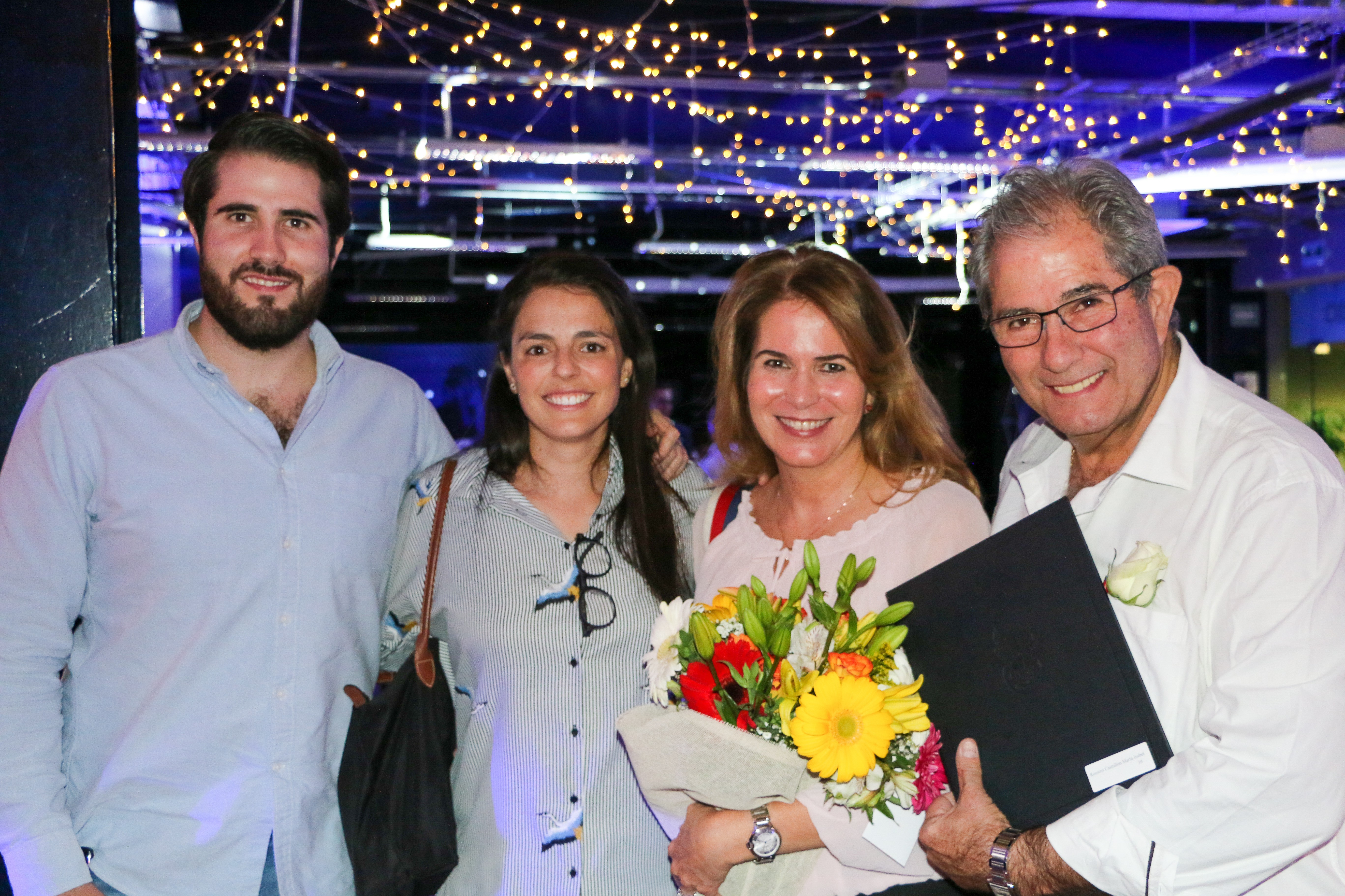 La profesora Maria Isabel Romero y su familia celebrando sus 25 años de trayectoria.