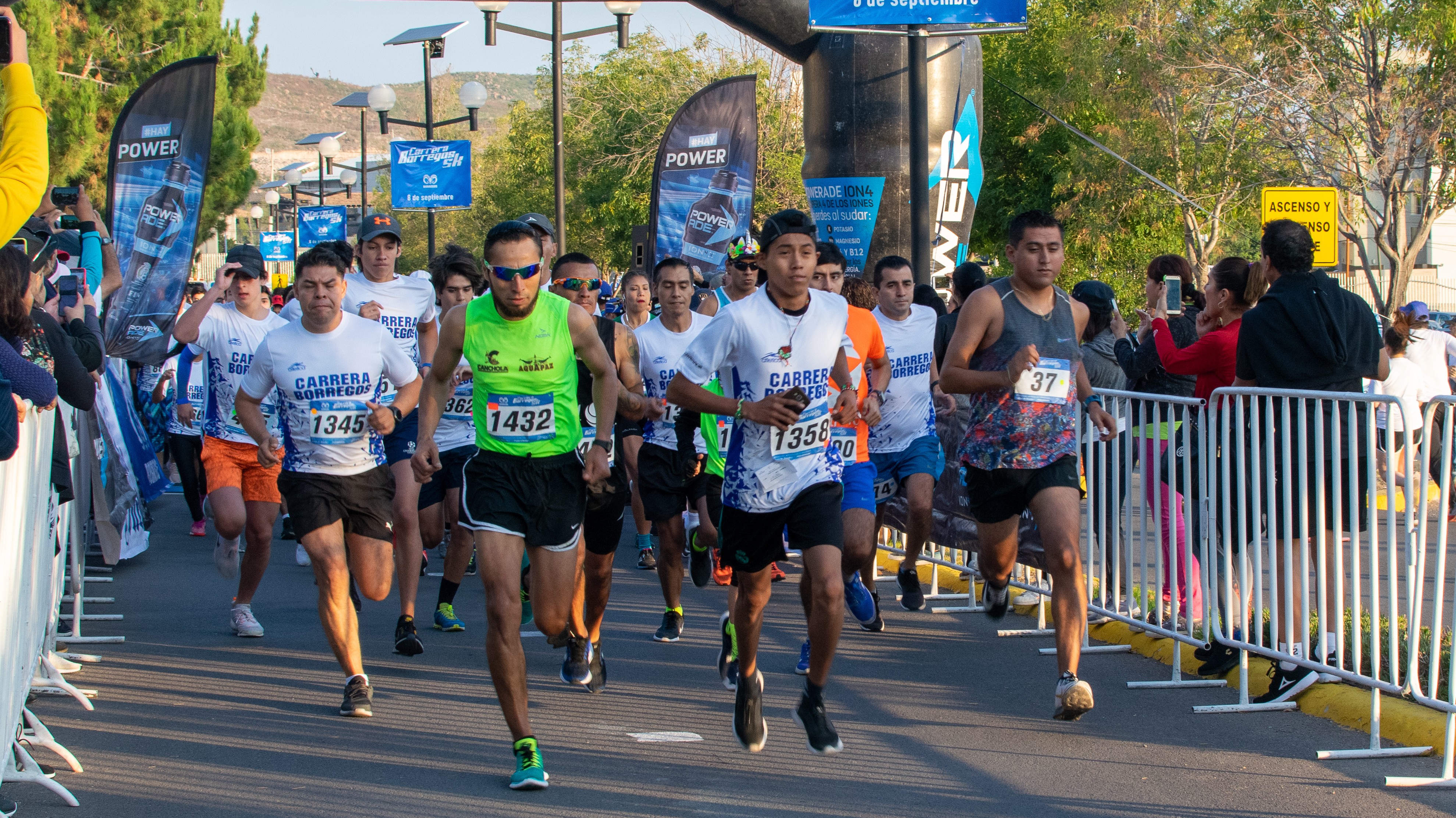 El domingo desde las 8 de la mañana los corredores salieron de la meta. El domingo desde las 8 de la mañana los corredores salieron de la meta.