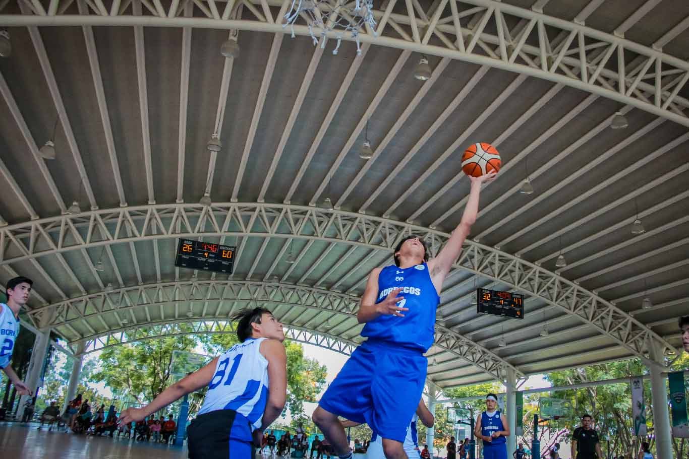 Rebote capturado por el defensa Luis Borregos Zacatecas campeonas de basquetbol baloncesto