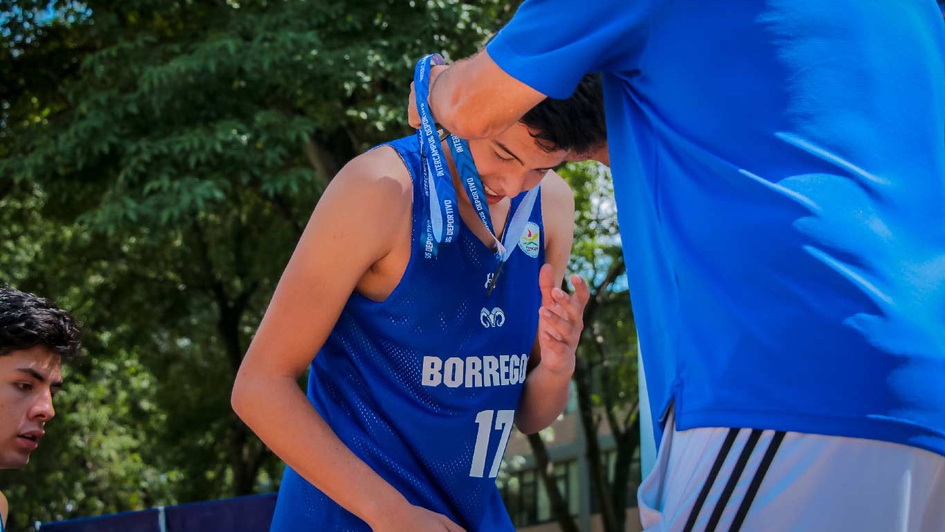 Los jugadores recibiendo el premio y sus medallas Borregos Zacatecas campeonas de basquetbol baloncesto