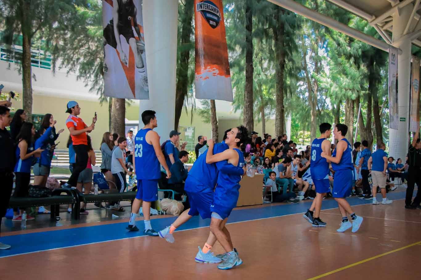 Comienzo de la celebración por parte de los jovenes zacatecanos Borregos Zacatecas campeonas de basquetbol baloncesto