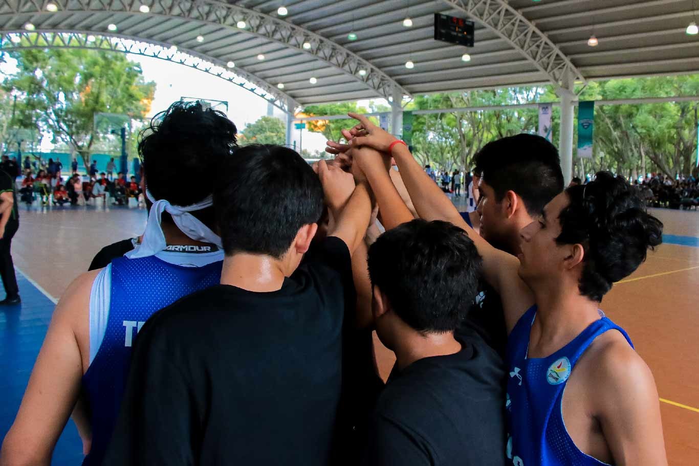 Los jugadores zacatecanos dándose palabras de apoyo antes de entrar a Borregos Zacatecas campeonas de basquetbol baloncesto