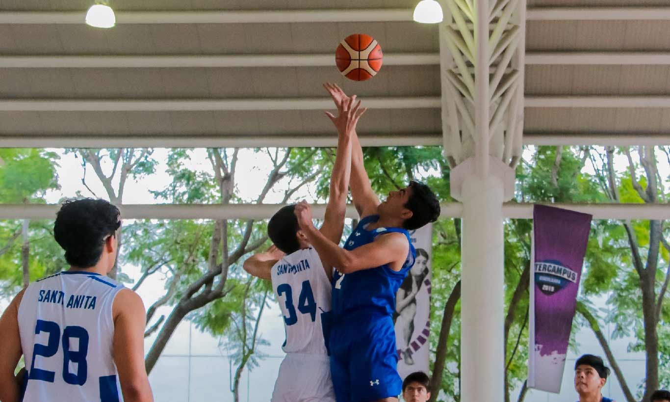 El lanzamiento de balón que marcó el inicio del partido Borregos Zacatecas campeonas de basquetbol baloncesto