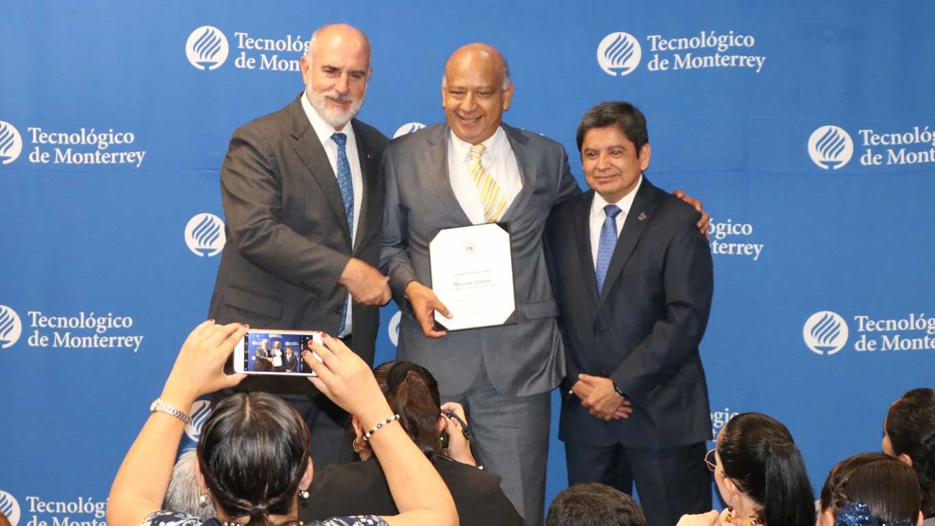 Foto oficial de entrega de reconocimiento. izq-dr-grasa-centro-dr-cervantes-derecha-contador-villalobos