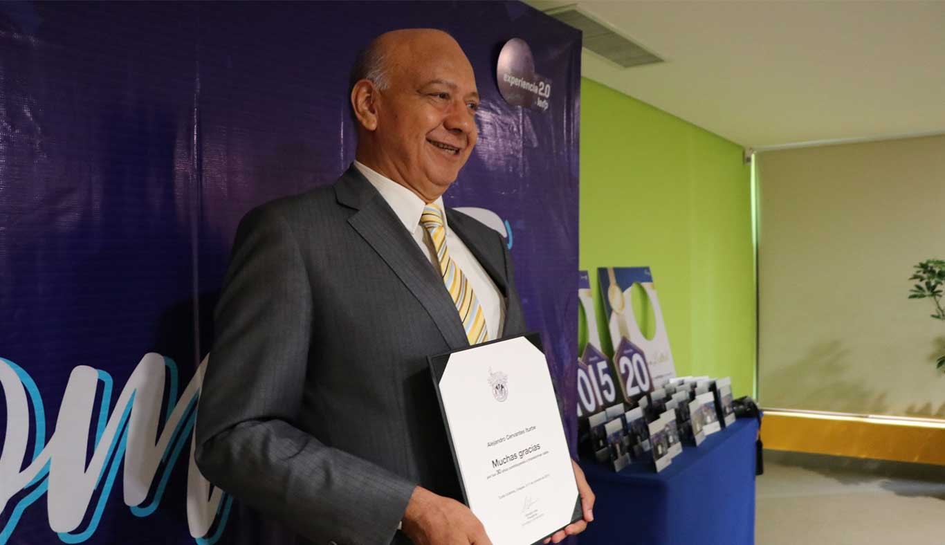 Mostrando orgullosamente su reconocimiento. dr-cervantes-reconocimiento