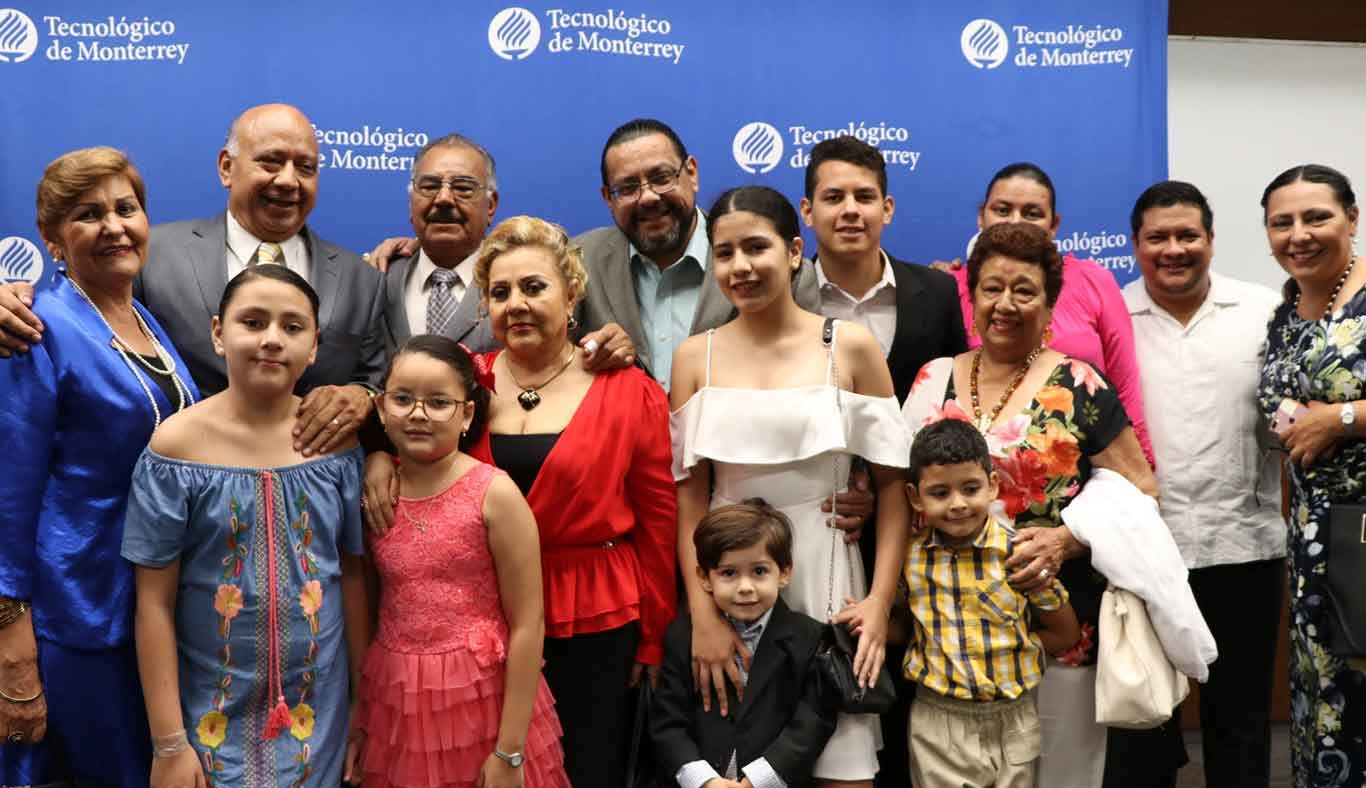 El Dr. Cervantes, acompañado de su esposa, hijos y nietos. dr-cervantes-y-su-familia