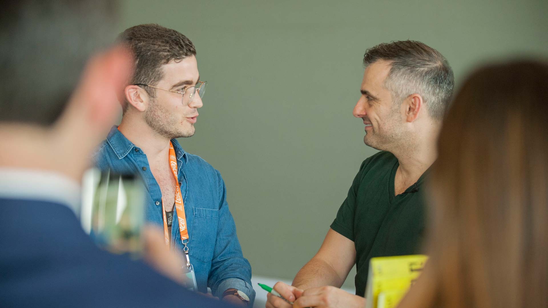Gary Vaynerchuck firmando su libro a Rorro Échavez, creador de contenido positivo. INCmty 2019