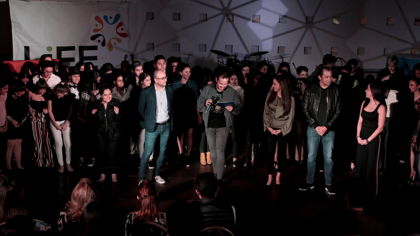 Todos los participantes se concentraron en el escenario para conocer a los ganadores. Canto, danza, música en el festival de arte del tec de monterrey en Zacatecas