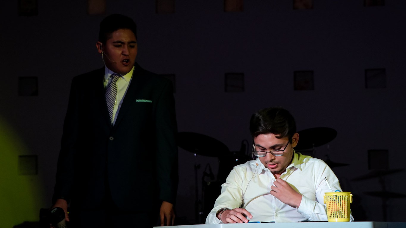 Una de las escenas de Teatro en 15 titulada "La paciencia y el estrés fueron esposos alguna vez" Canto, danza, música en el festival de arte del tec de monterrey en Zacatecas