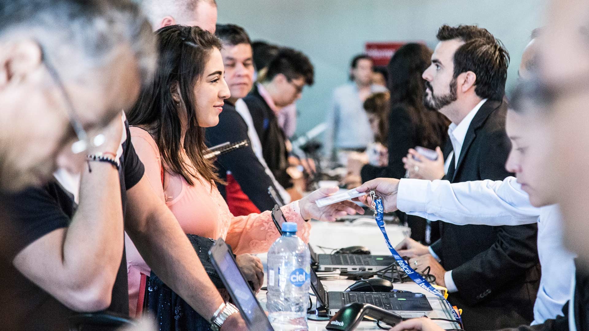 Los asistentes llegaron a primera hora por sus entradas a INCmty. INCmty 2019