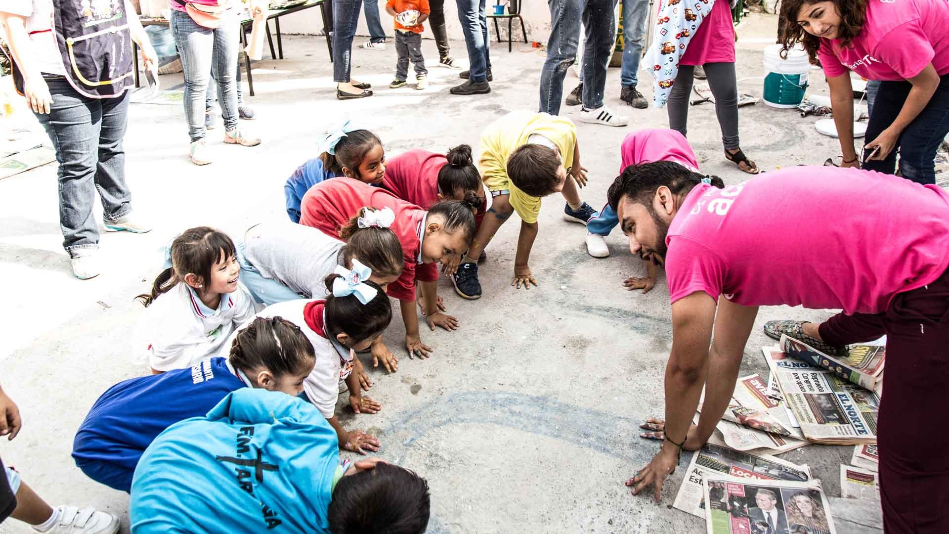 Niños de la comunidad ayudaron a las diferentes actividades. Día del Voluntariado