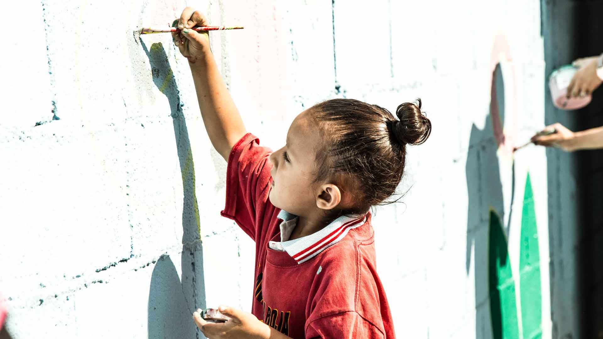 Los niños cooperaron con su granito de arena para mejorar su escuela. Día del Voluntariado