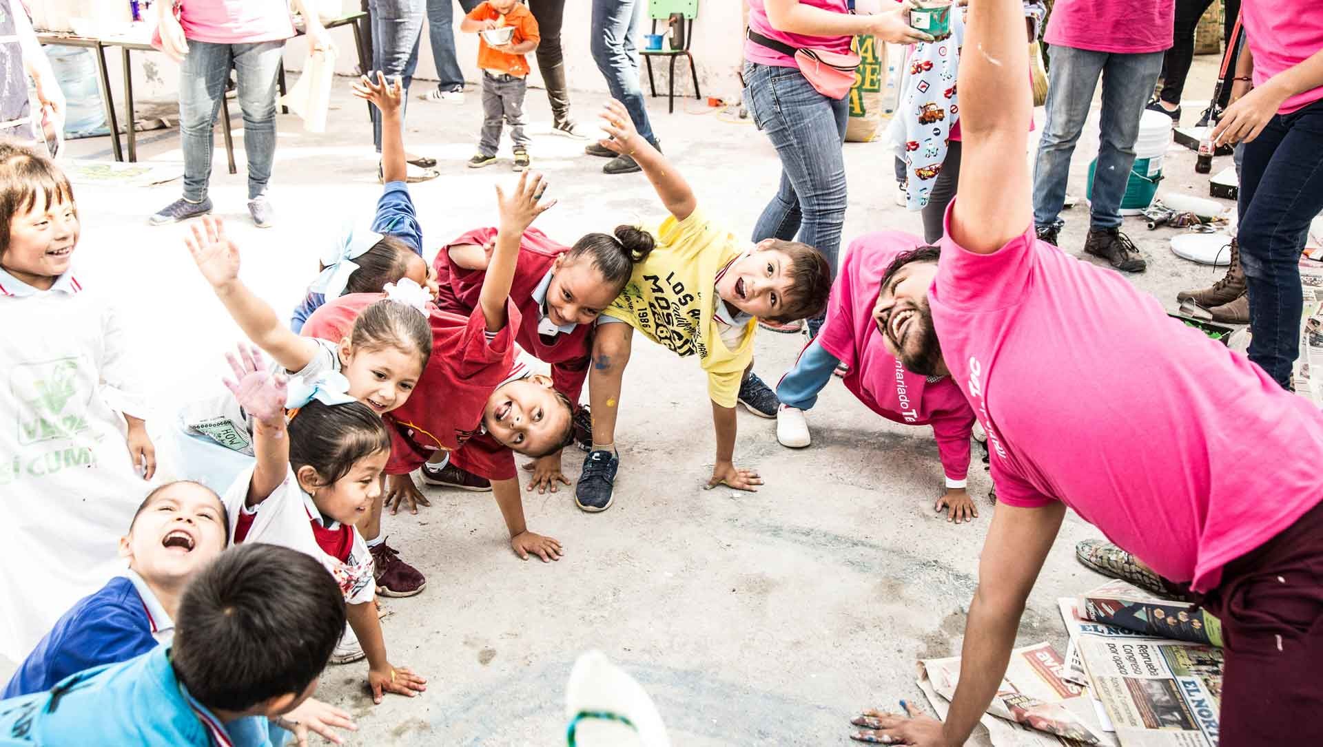 Ejercicios de yoga se impartieron a estos niños. Día del Voluntariado