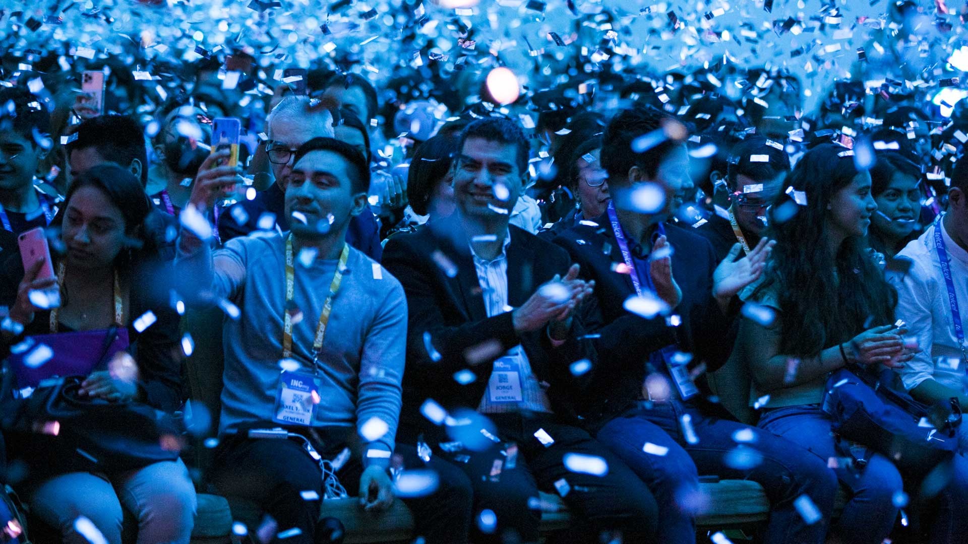 Confeti cae hacia el público para dar inicio al primer día de INCmty. INCmty 2019
