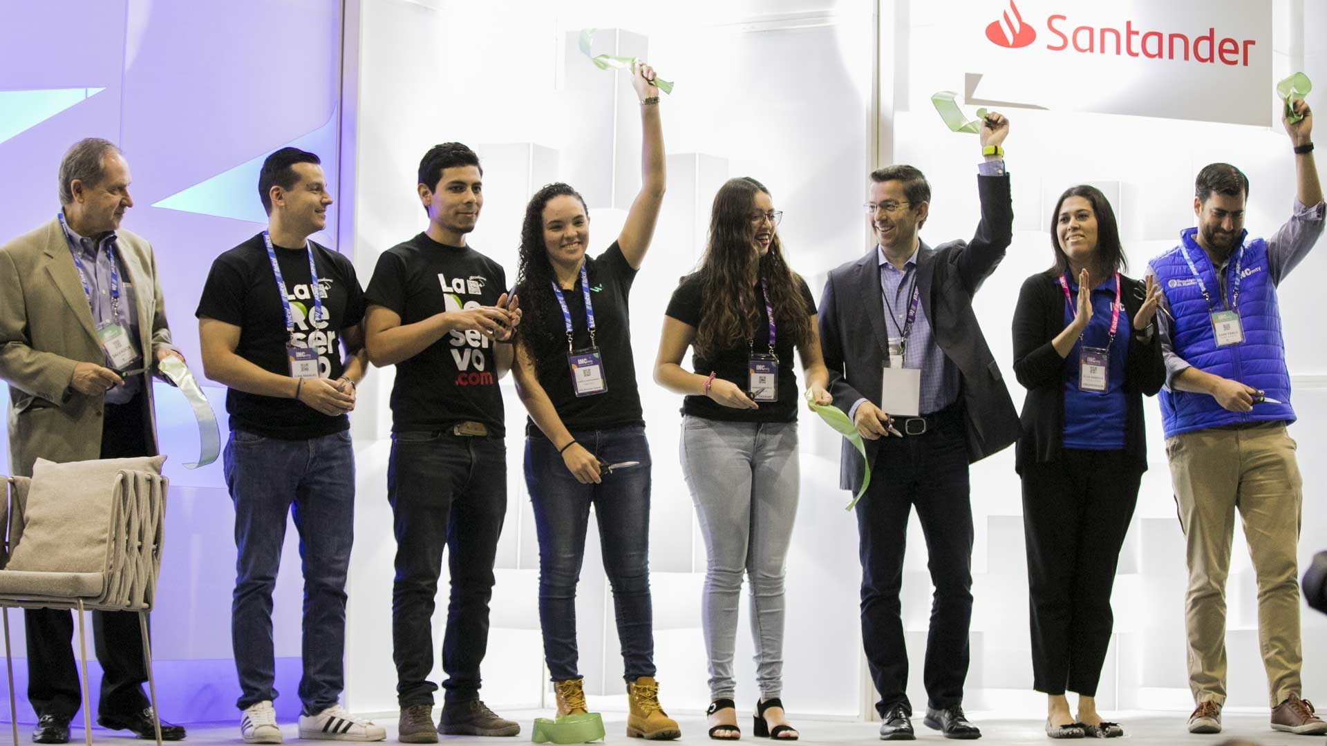 Organizadores en el corte de listón del festival emprendedor del Tec. INCmty 2019