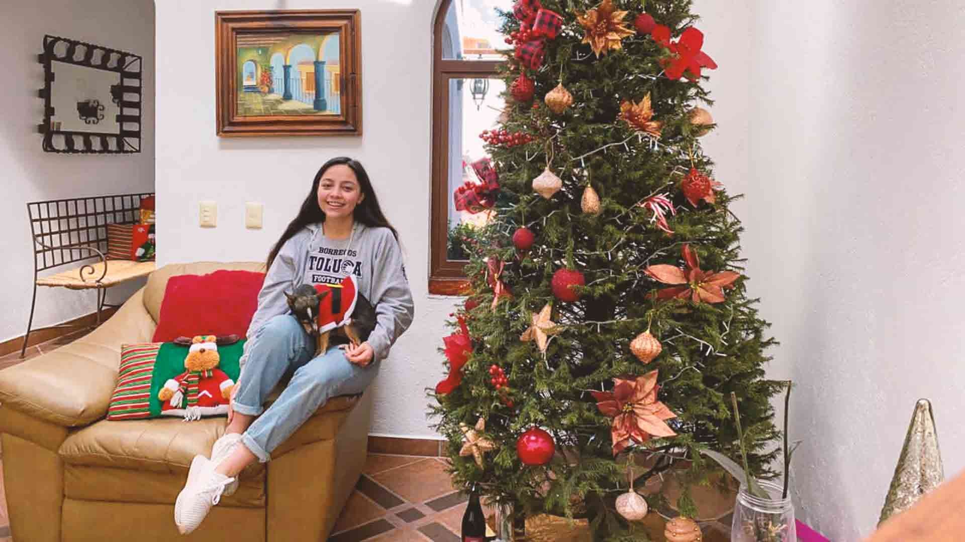 Alumna del Tec campus Toluca con su árbol de Navidad