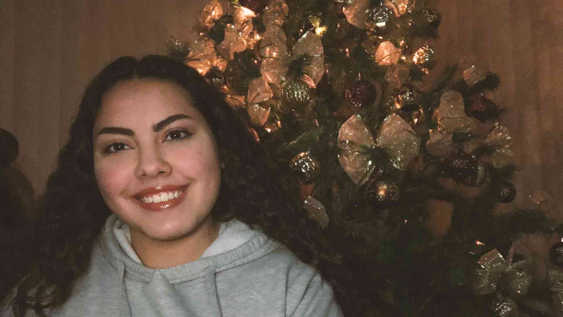 Alumna del Tec campus Toluca con su árbol de Navidad